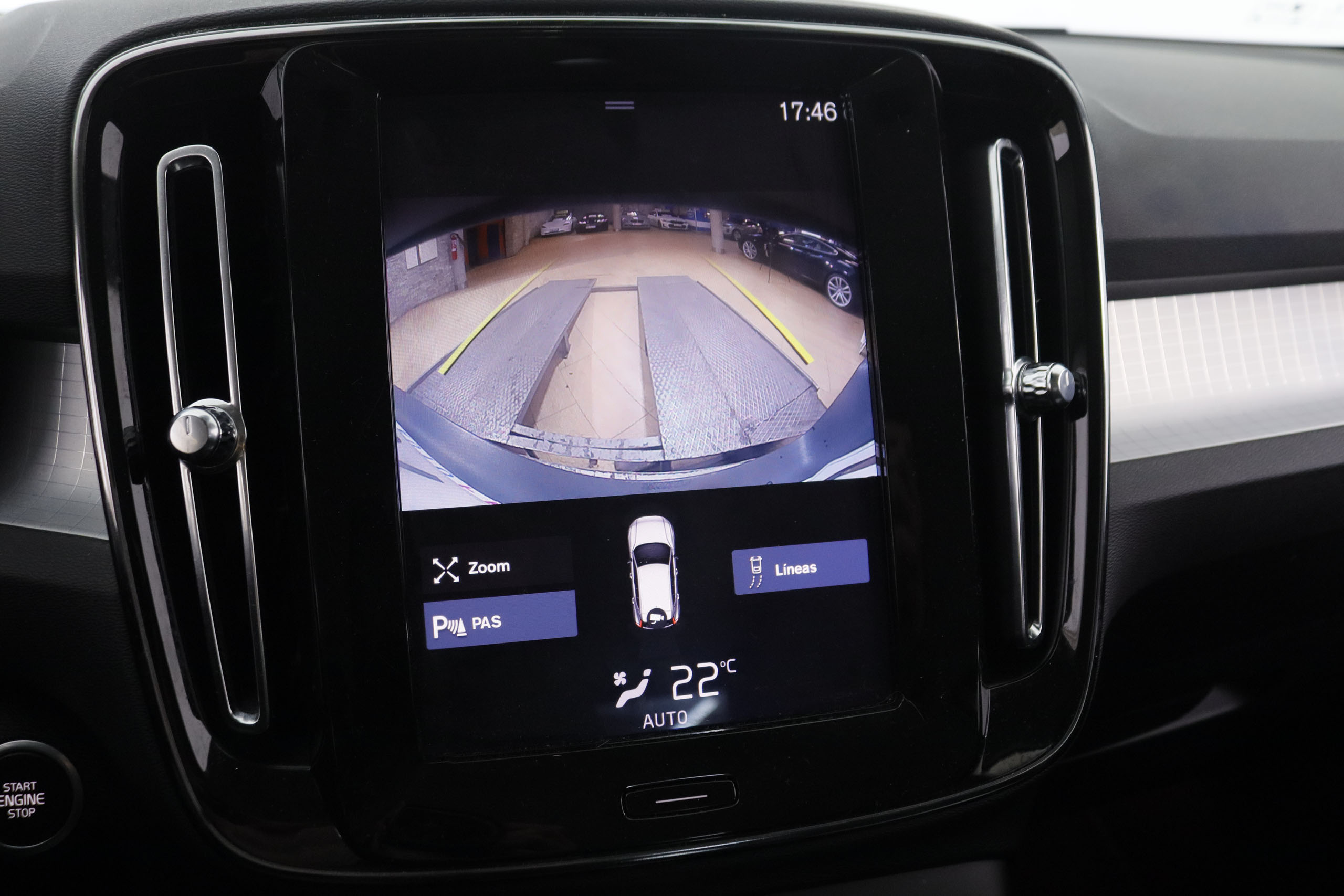 Volvo XC40 1.5 MOMENTUM T3 AUTO 163CV 5P # NAVY, PARKTRONIC foto 20