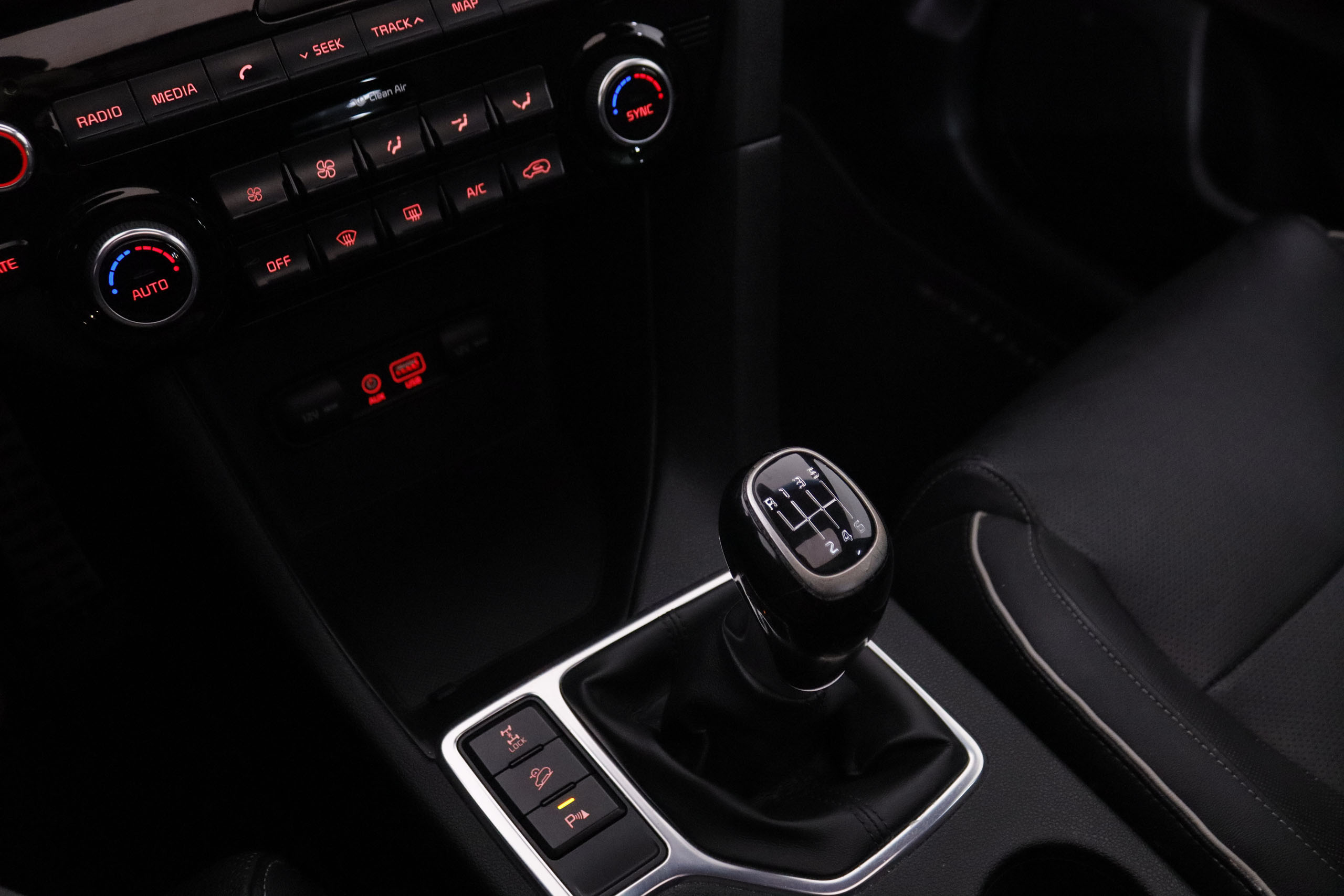 Kia Sportage 1.6 TGDI GT LINE 4X4 177CV 5P # CUERO, TECHO ELEC PANORAMICO, NAVY, PARKTRONIC foto 24