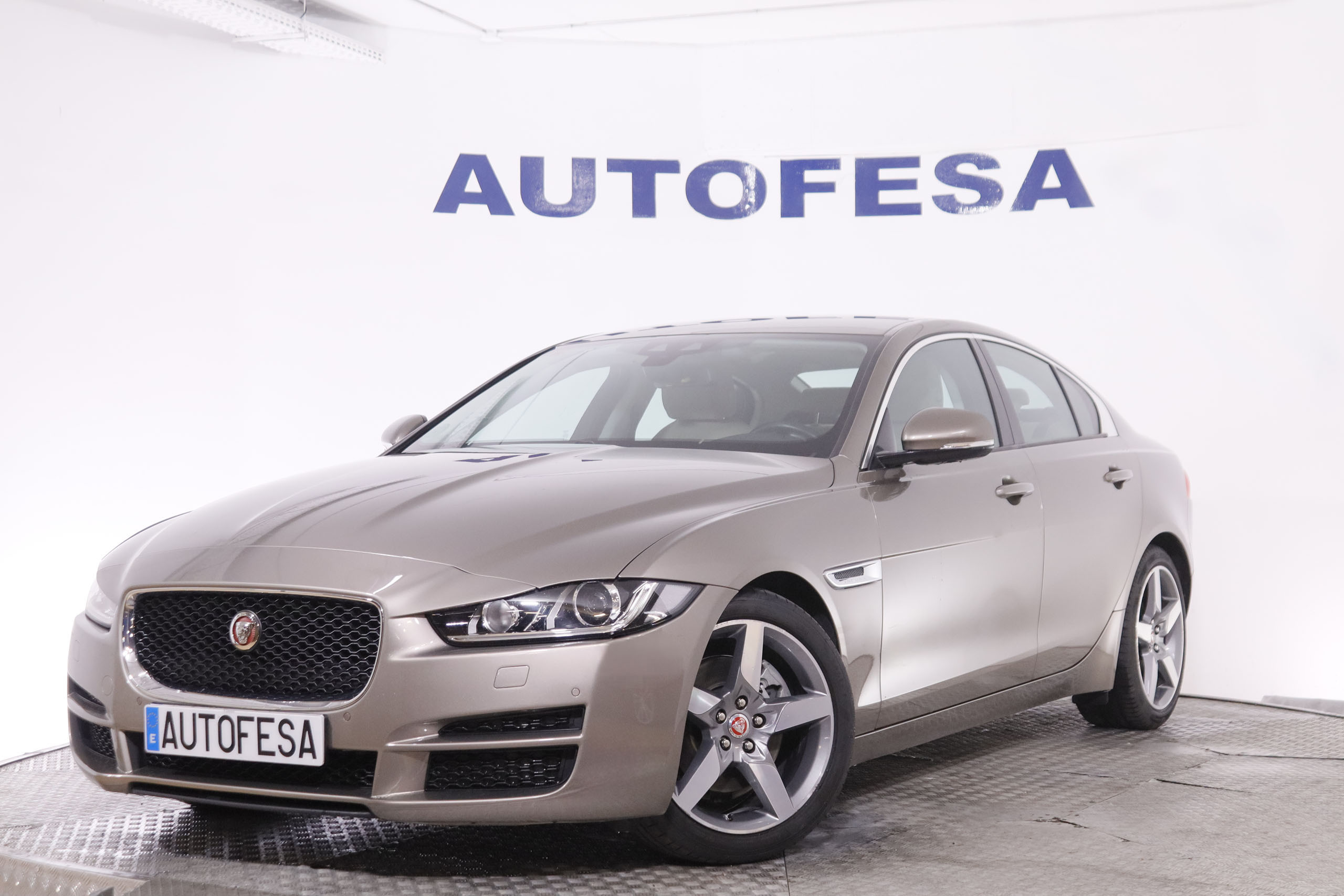 Jaguar Xe 2.0D PURE AUTO 180CV 4P # NAVY, PARKTRONIC foto 1