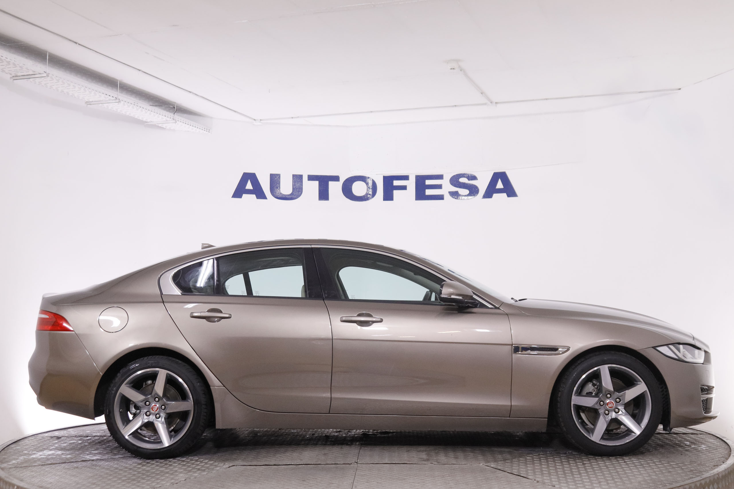 Jaguar Xe 2.0D PURE AUTO 180CV 4P # NAVY, PARKTRONIC foto 9