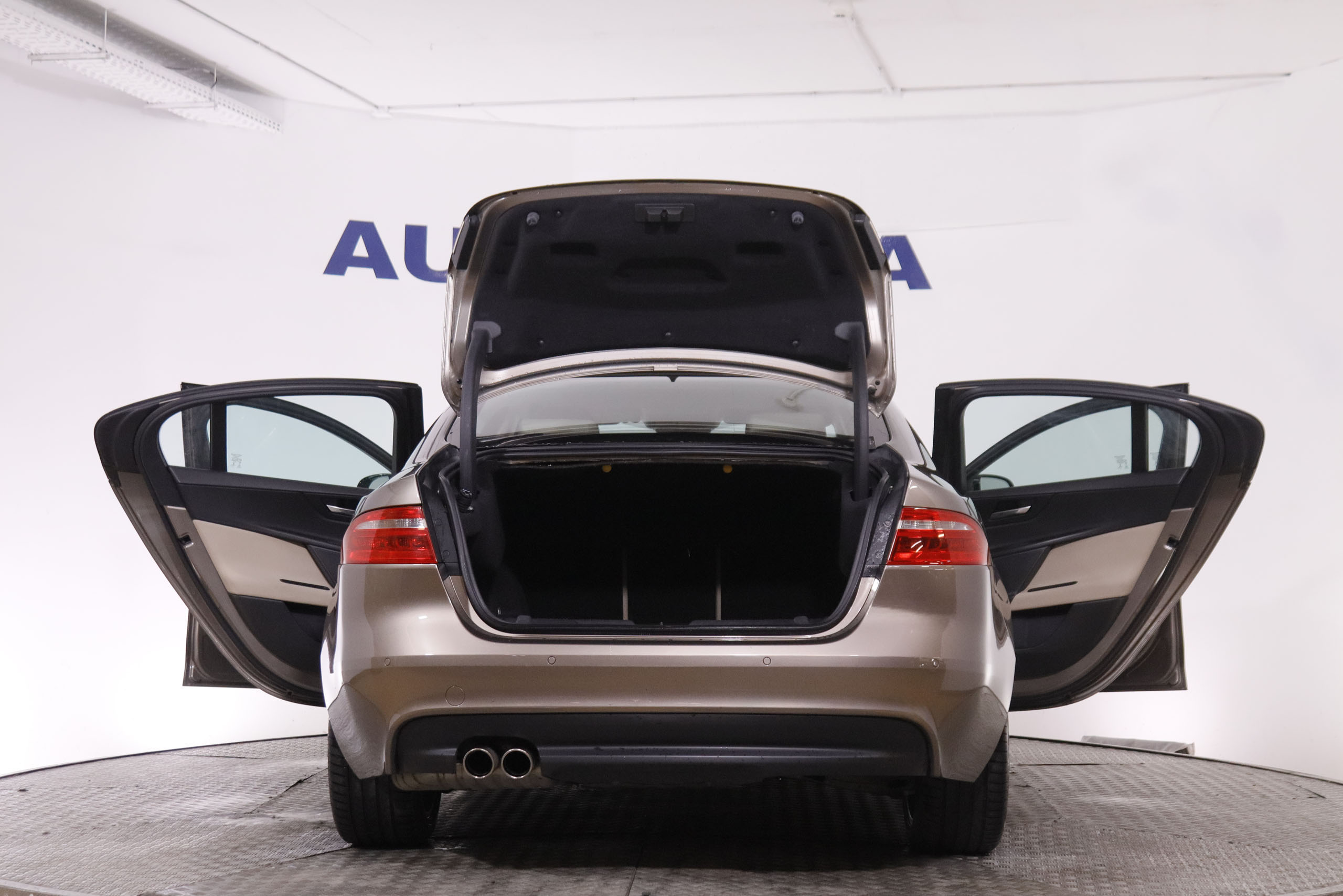 Jaguar Xe 2.0D PURE AUTO 180CV 4P # NAVY, PARKTRONIC foto 10