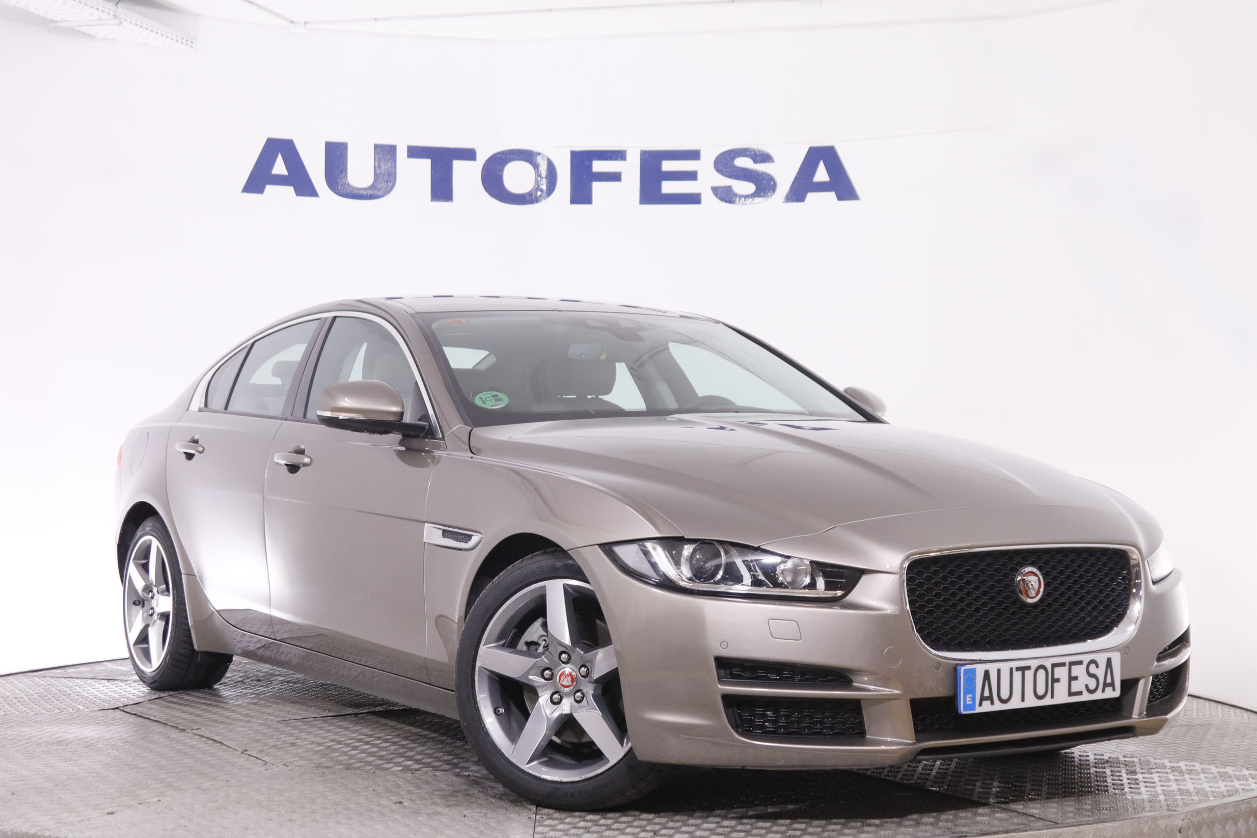 Jaguar Xe 2.0D PURE AUTO 180CV 4P # NAVY, PARKTRONIC foto 3