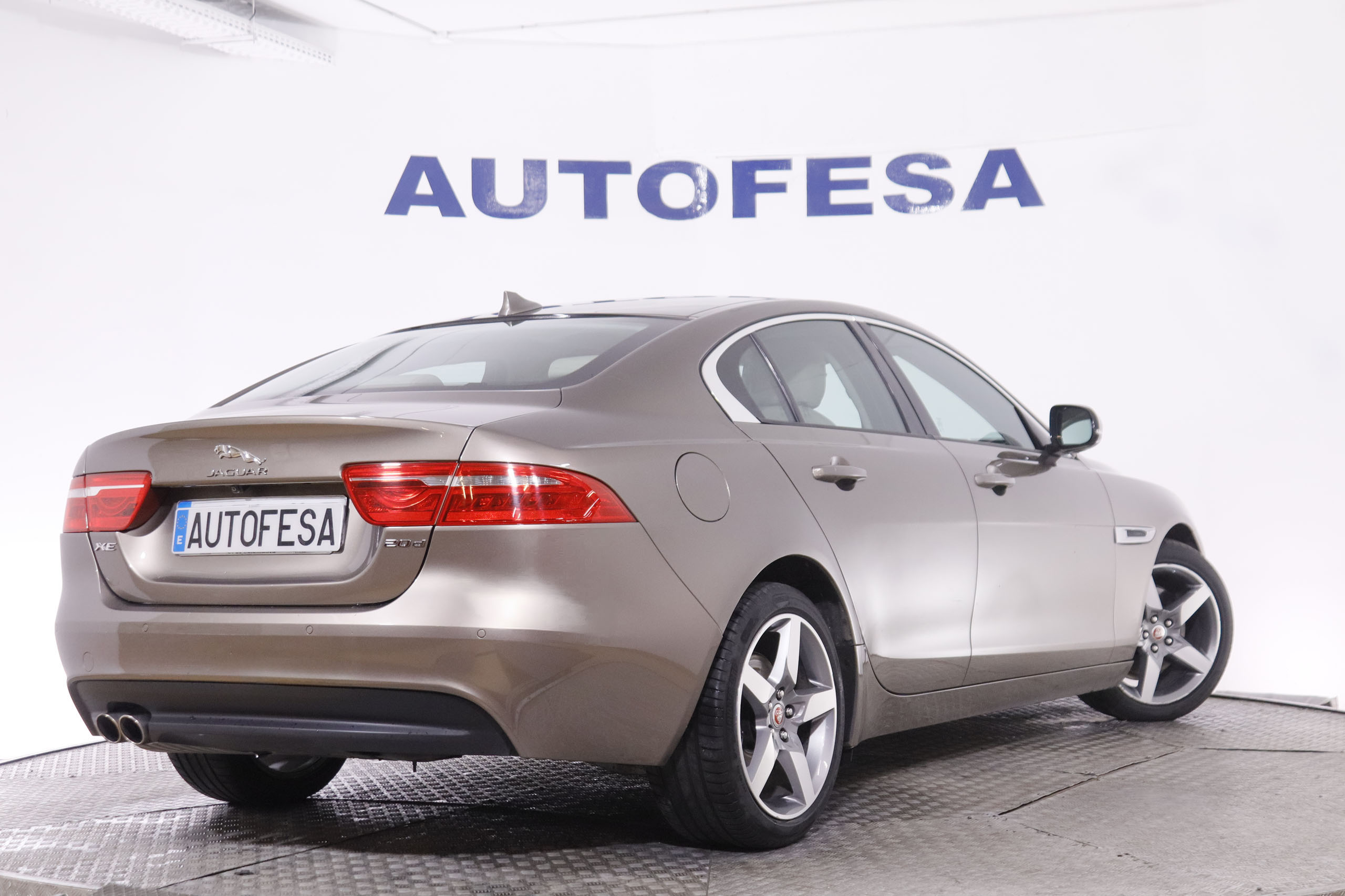 Jaguar Xe 2.0D PURE AUTO 180CV 4P # NAVY, PARKTRONIC foto 7