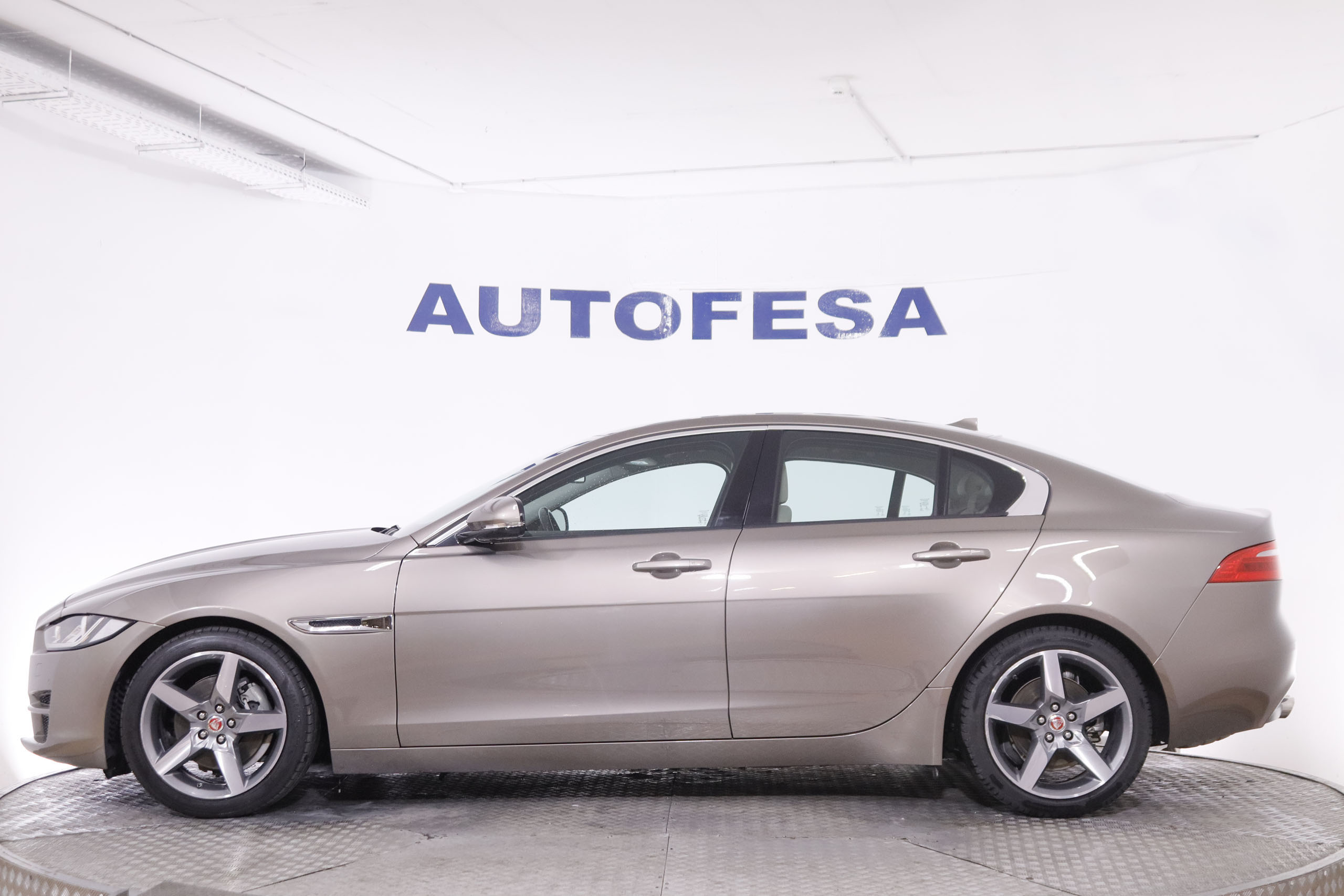 Jaguar Xe 2.0D PURE AUTO 180CV 4P # NAVY, PARKTRONIC foto 13