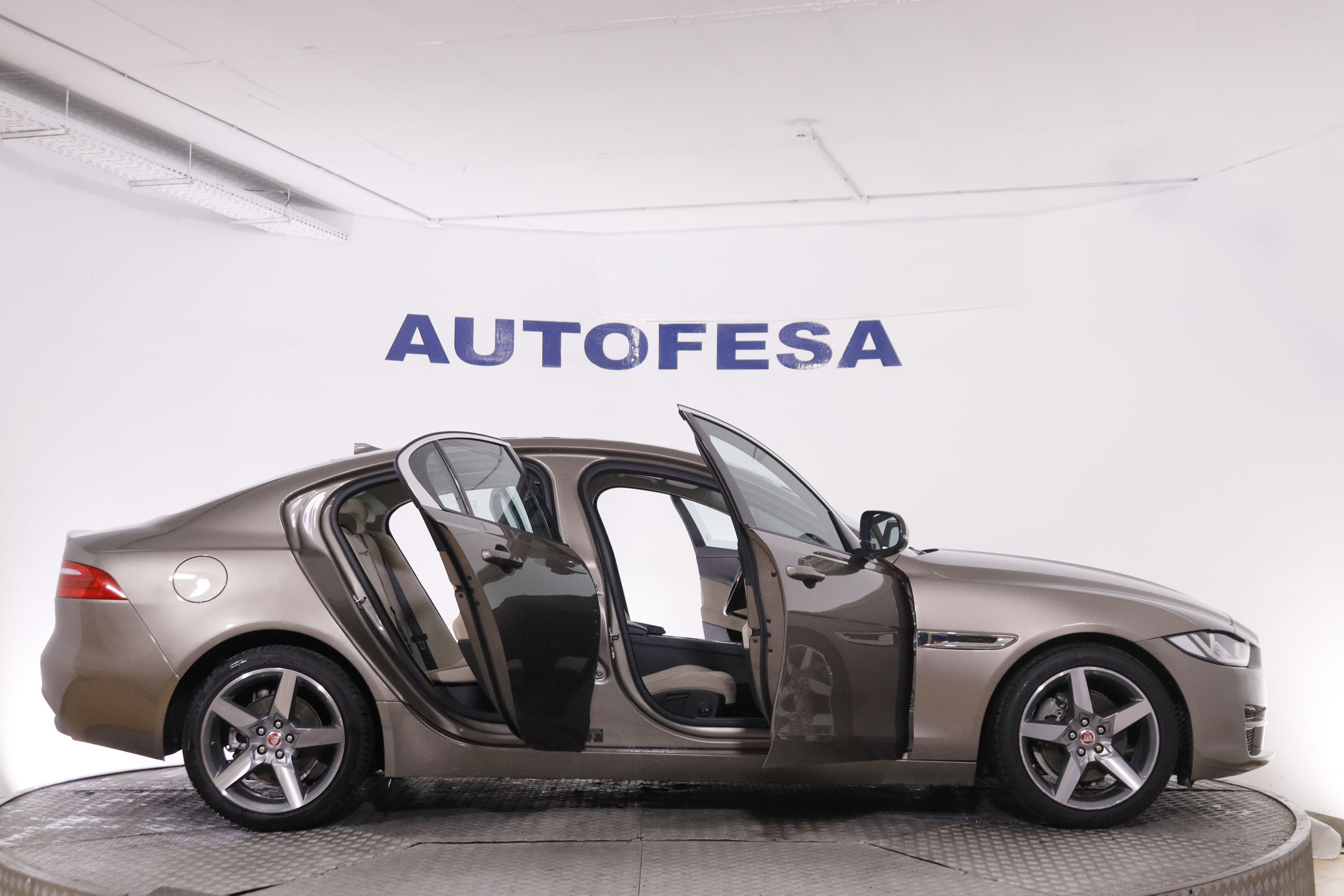 Jaguar Xe 2.0D PURE AUTO 180CV 4P # NAVY, PARKTRONIC foto 11