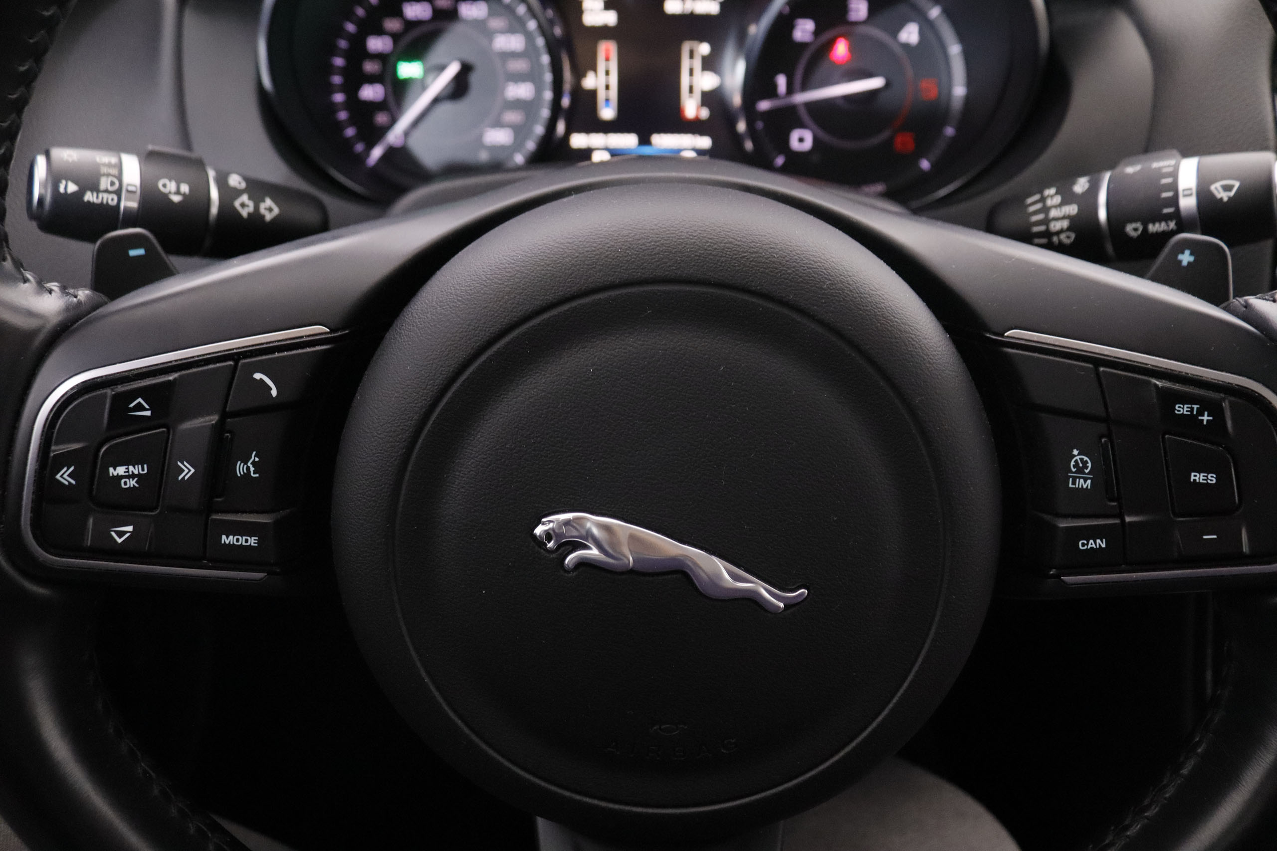 Jaguar Xe 2.0D PURE AUTO 180CV 4P # NAVY, PARKTRONIC foto 17