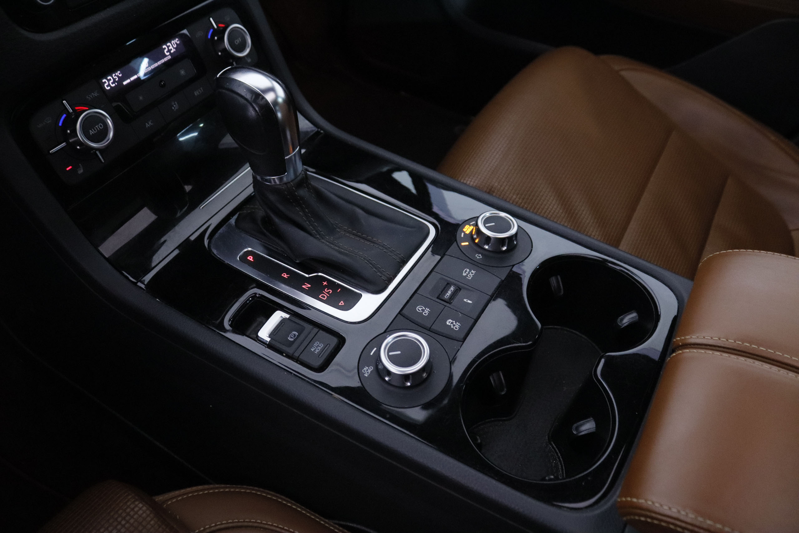 Volkswagen Touareg 3.0 TDI V6 PREMIUM AUTO 245CV 5P # CUERO, TECHO ELEC PANORAMICO, NAVY, PARKTRONIC foto 25