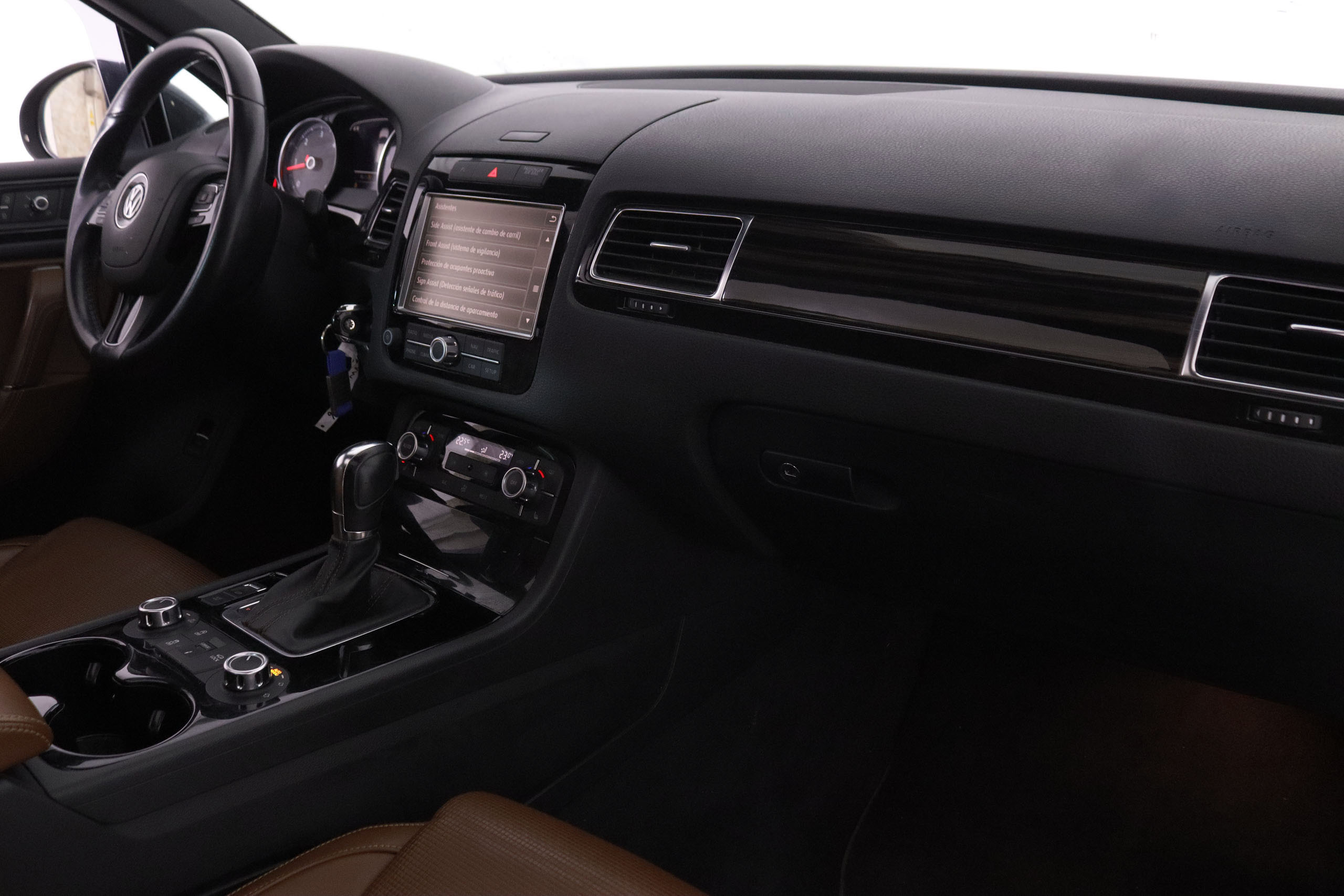 Volkswagen Touareg 3.0 TDI V6 PREMIUM AUTO 245CV 5P # CUERO, TECHO ELEC PANORAMICO, NAVY, PARKTRONIC foto 17