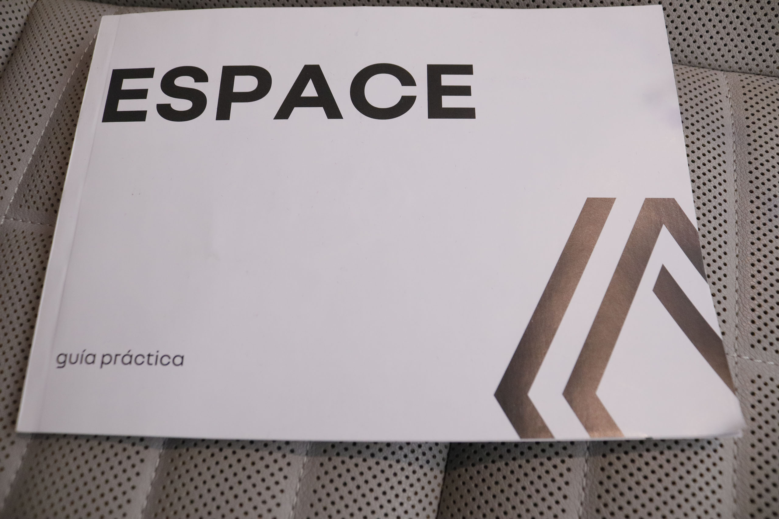 Renault Espace 1.2 E TECH ICONIC HYBRID AUTO 200CV 5P # IVA DEDUCIBLE, CUERO, TECHO PANORAMICO foto 36