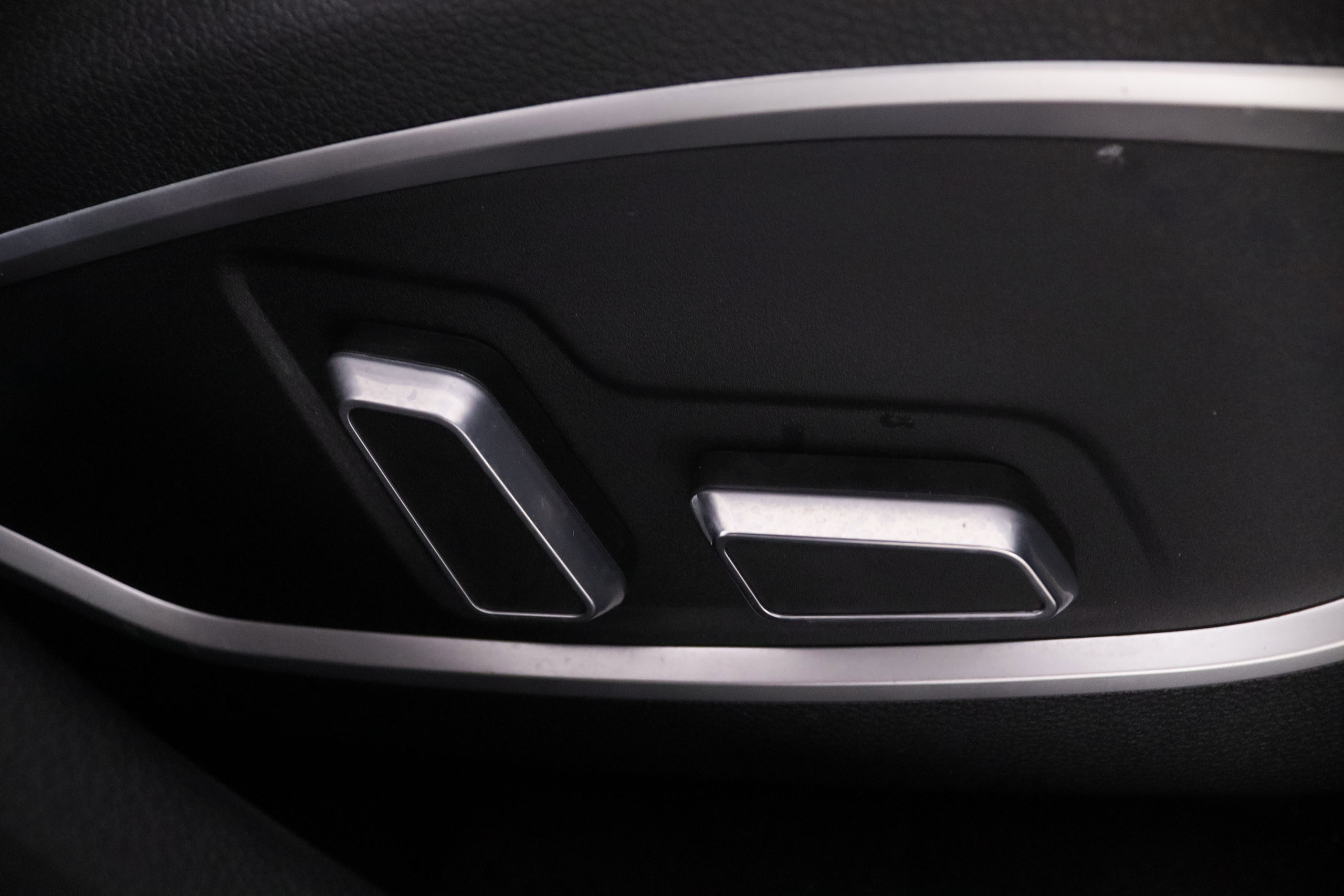 SERES 3 ELECTRICO CONFORT AUTO 163CV 4X2 5P GARANTIA HASTA 2032 # CUERO, TECHO ELEC PANORAMICO, NAVY foto 31