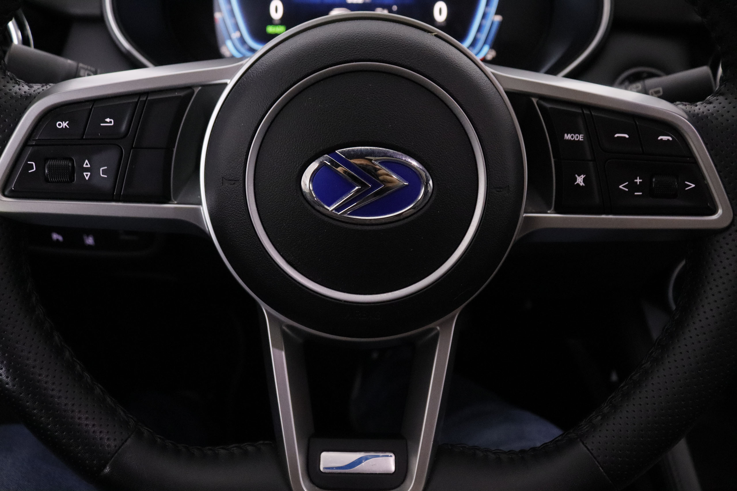 SERES 3 ELECTRICO CONFORT AUTO 163CV 4X2 5P GARANTIA HASTA 2032 # CUERO, TECHO ELEC PANORAMICO, NAVY foto 18