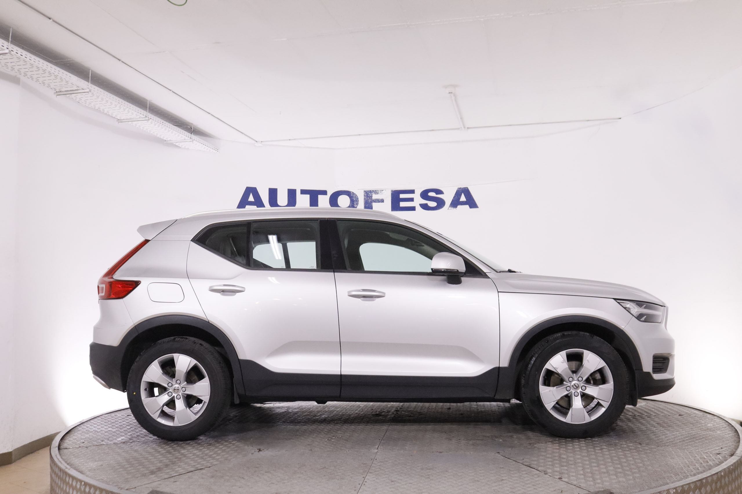 Volvo XC40 2.0 D4 MOMENTUM AUTO AWD 190CV # IVA DEDUCIBLE,NAVY,FAROS LED,PARKTRONIC foto 3