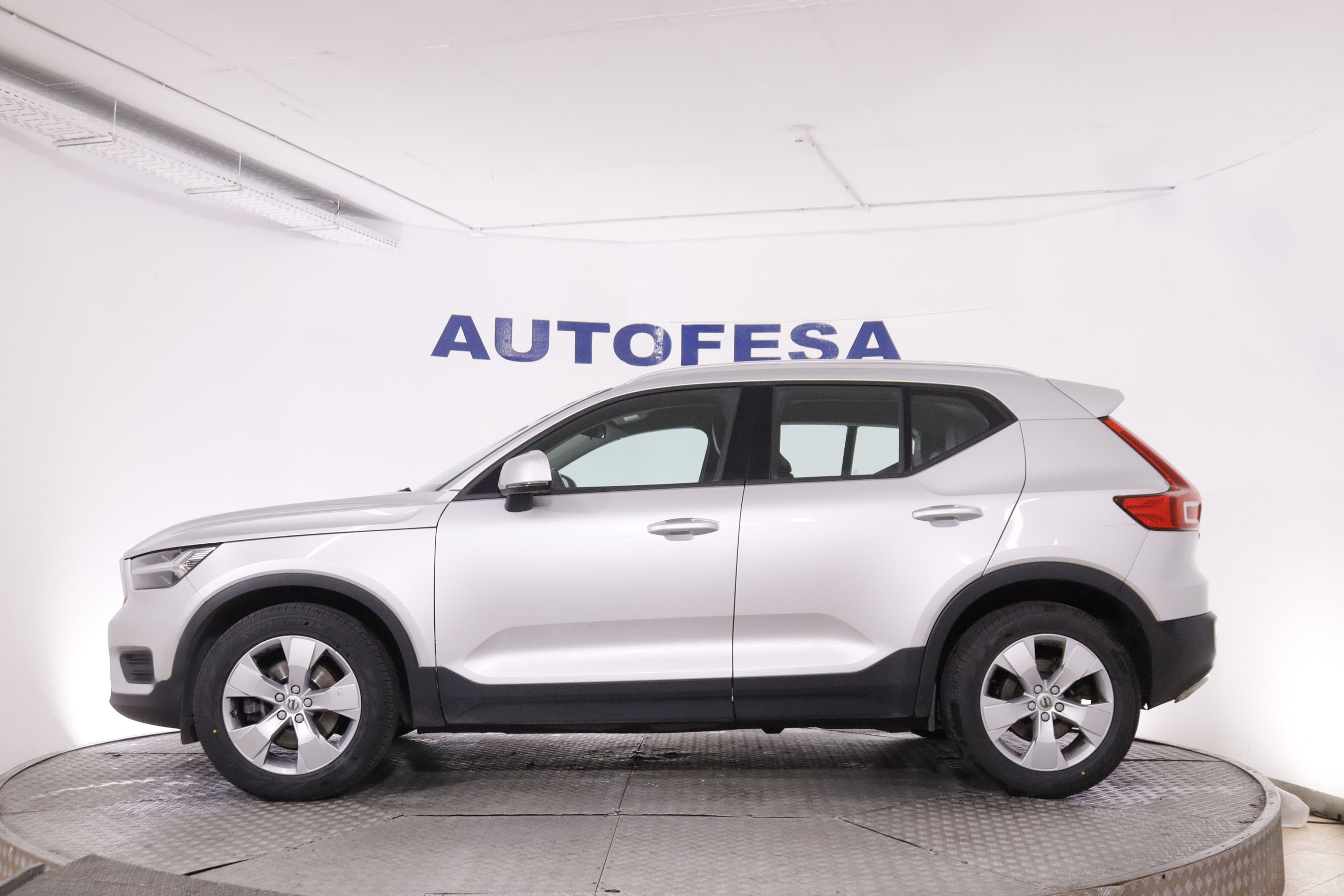 Volvo XC40 2.0 D4 MOMENTUM AUTO AWD 190CV # IVA DEDUCIBLE,NAVY,FAROS LED,PARKTRONIC foto 5