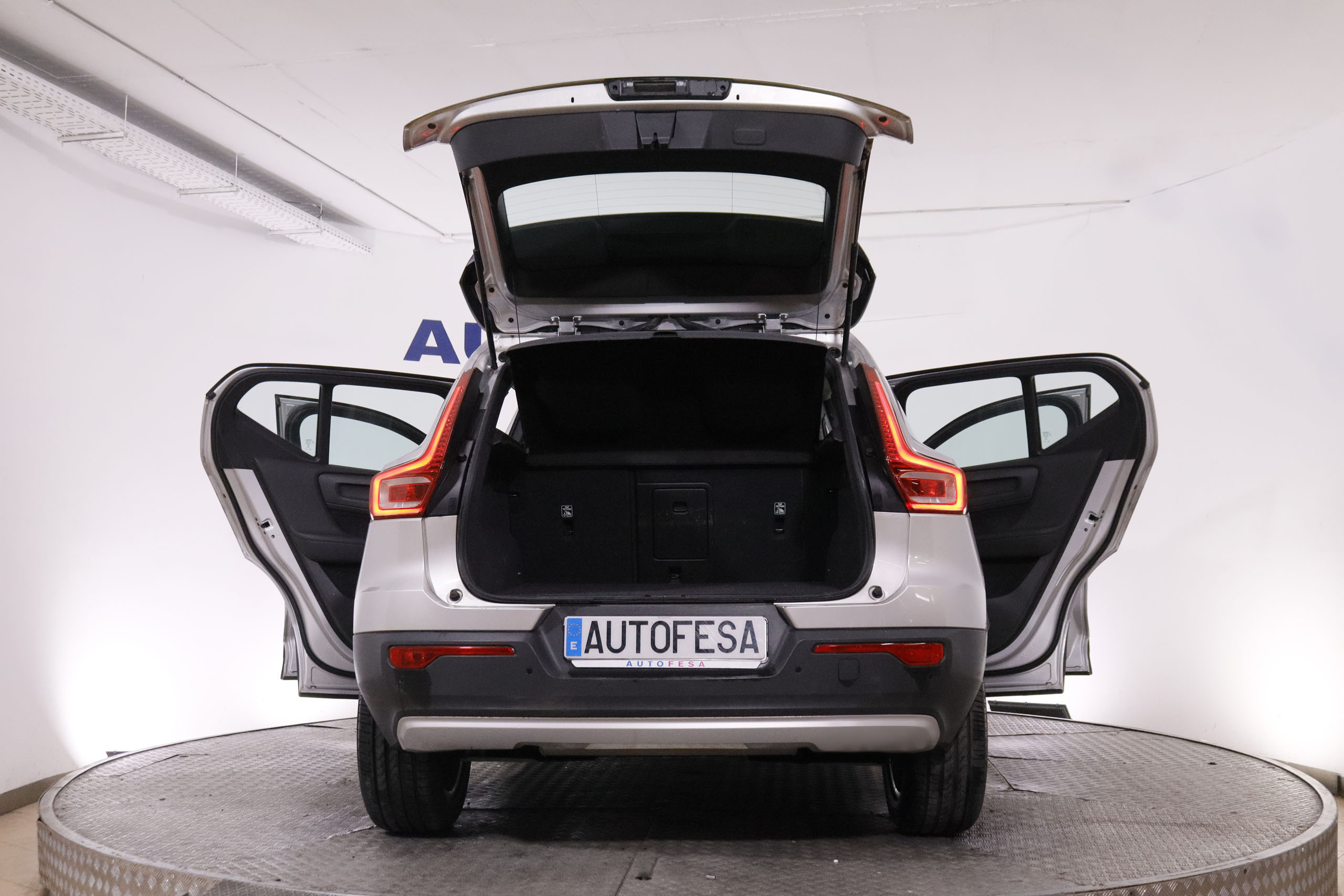 Volvo XC40 2.0 D4 MOMENTUM AUTO AWD 190CV # IVA DEDUCIBLE,NAVY,FAROS LED,PARKTRONIC foto 6