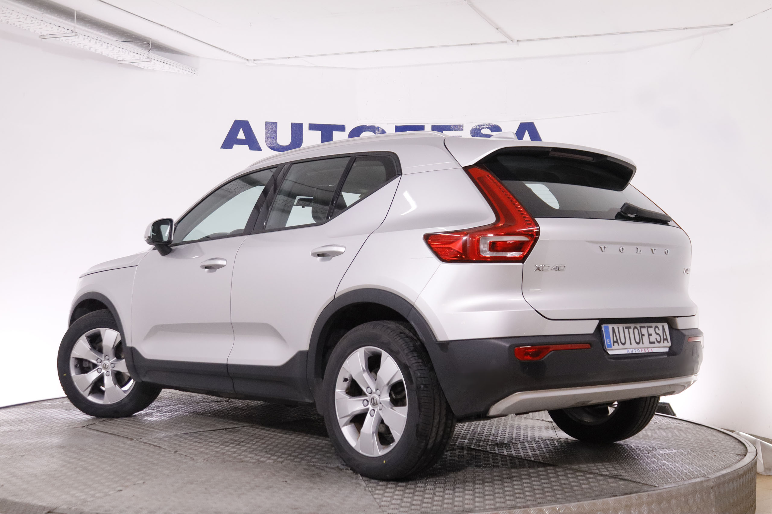Volvo XC40 2.0 D4 MOMENTUM AUTO AWD 190CV # IVA DEDUCIBLE,NAVY,FAROS LED,PARKTRONIC foto 7