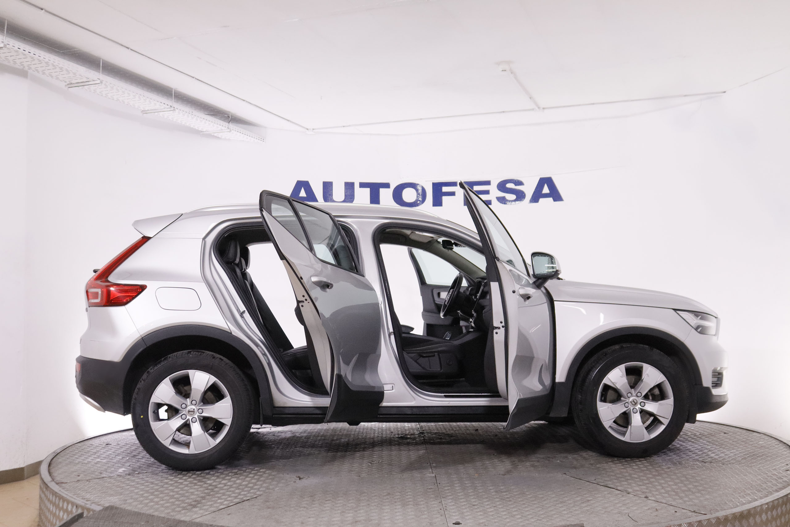 Volvo XC40 2.0 D4 MOMENTUM AUTO AWD 190CV # IVA DEDUCIBLE,NAVY,FAROS LED,PARKTRONIC foto 9