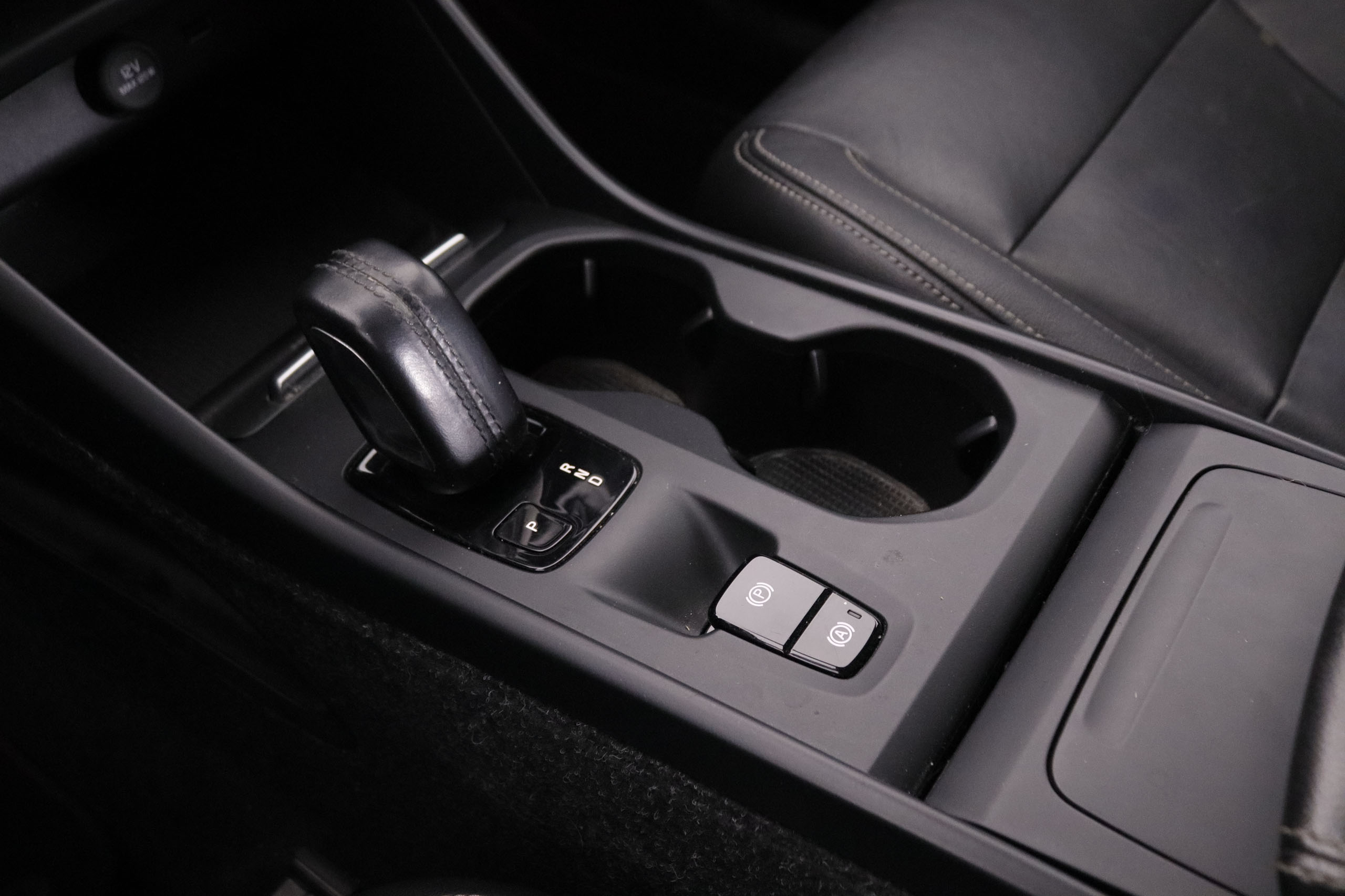 Volvo XC40 2.0 D4 MOMENTUM AUTO AWD 190CV # IVA DEDUCIBLE,NAVY,FAROS LED,PARKTRONIC foto 14