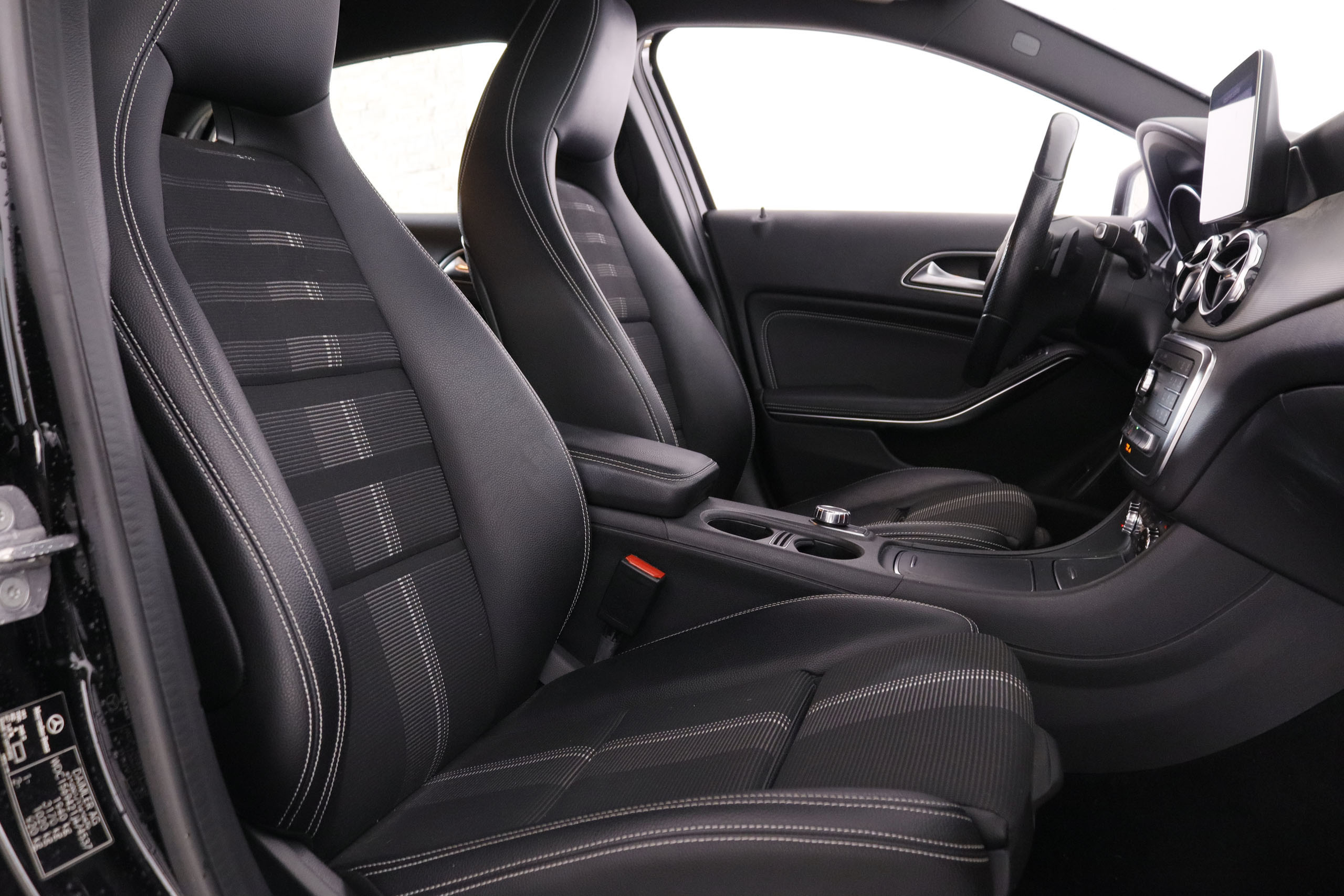 Mercedes-benz Gla 180 CLASE GLA 180 AUTO URBAN 122CV 5P # NAVY,FAROS LED,CAMARA TRASERA foto 22