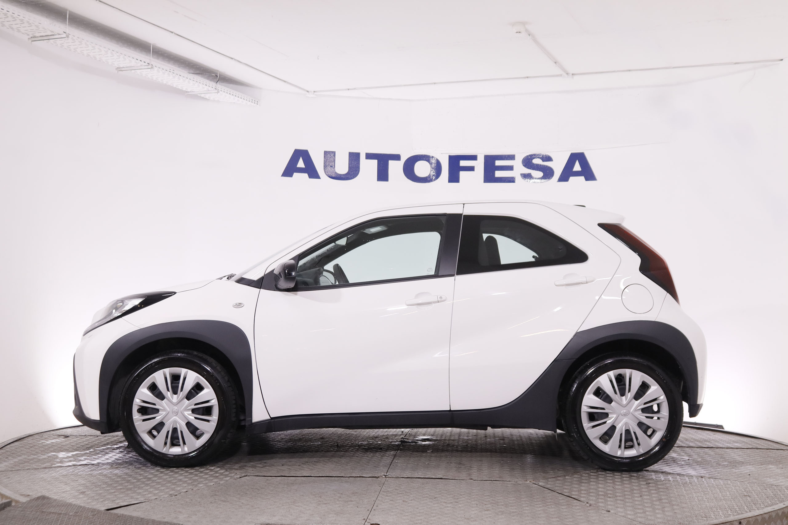 Toyota Aygo X 1.0 VVT DYNAMIC 72CV 5P # IVA DEDUCIBLE, GARANTIA FAB 08/2027,CAMARA TRASERA foto 5