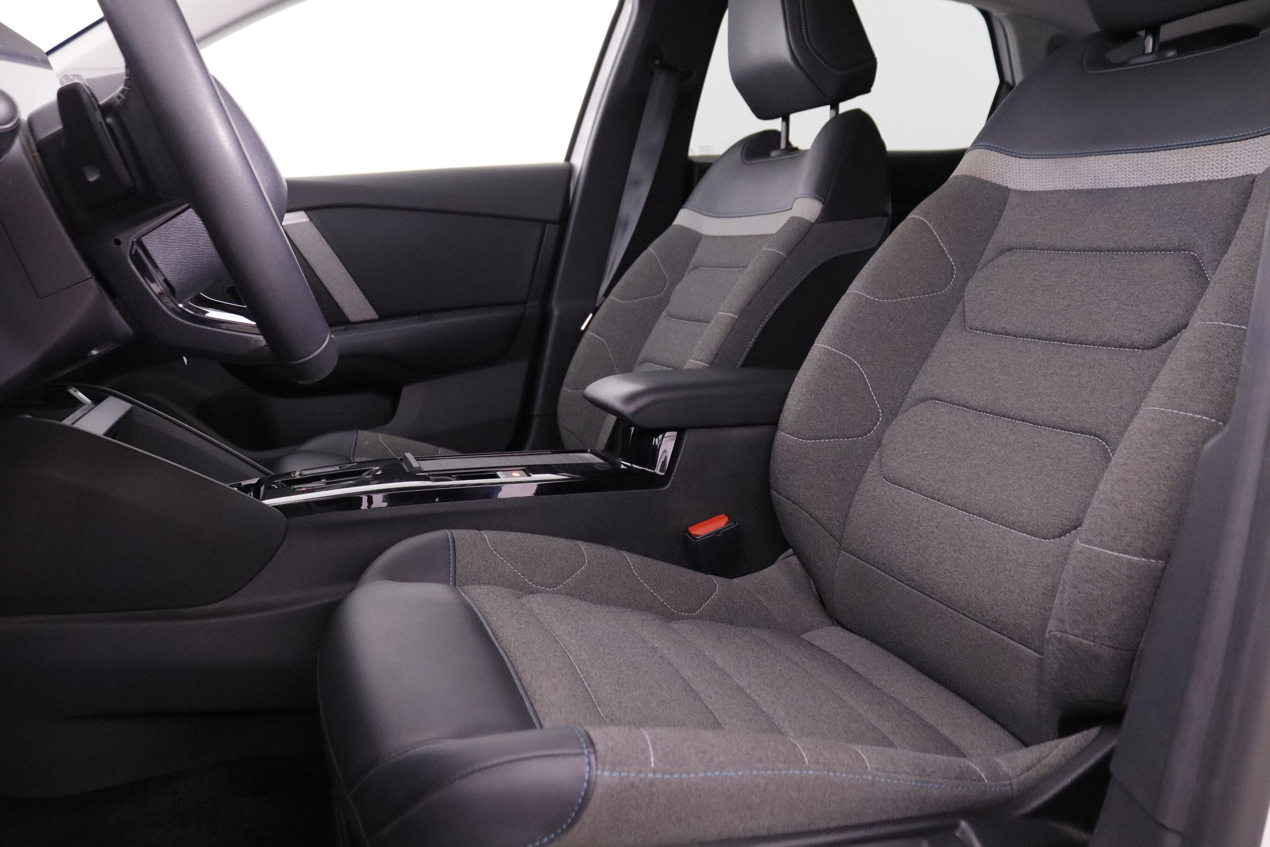 Citroen C4 1.5 BLUEHDI FEEL PACK AUTO 130CV 5P # NAVY, PARKTRONIC foto 24