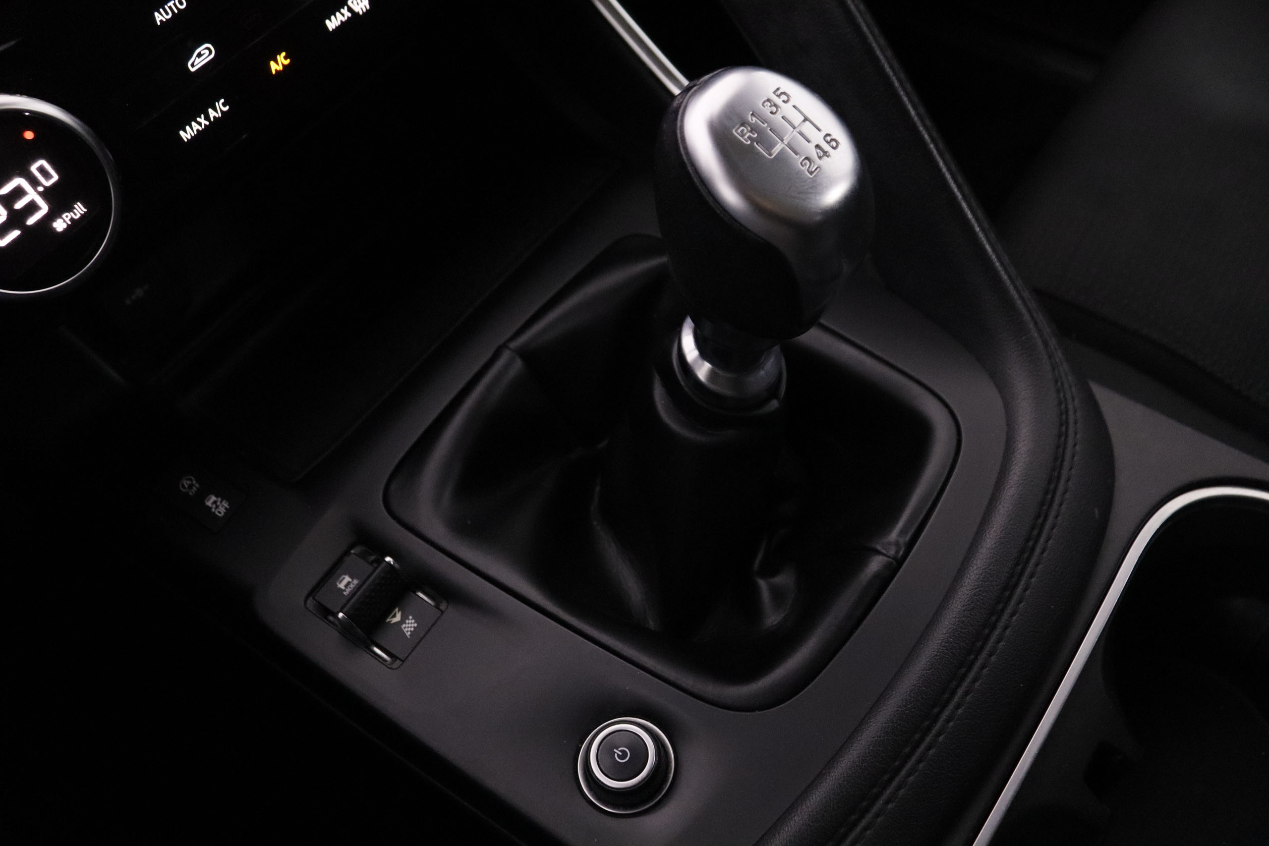 Jaguar E-pace 2.0 D 163CV 5P # OPCIONES POR 3.227€, IVA DEDUCIBLE, PARKTRONIC foto 23