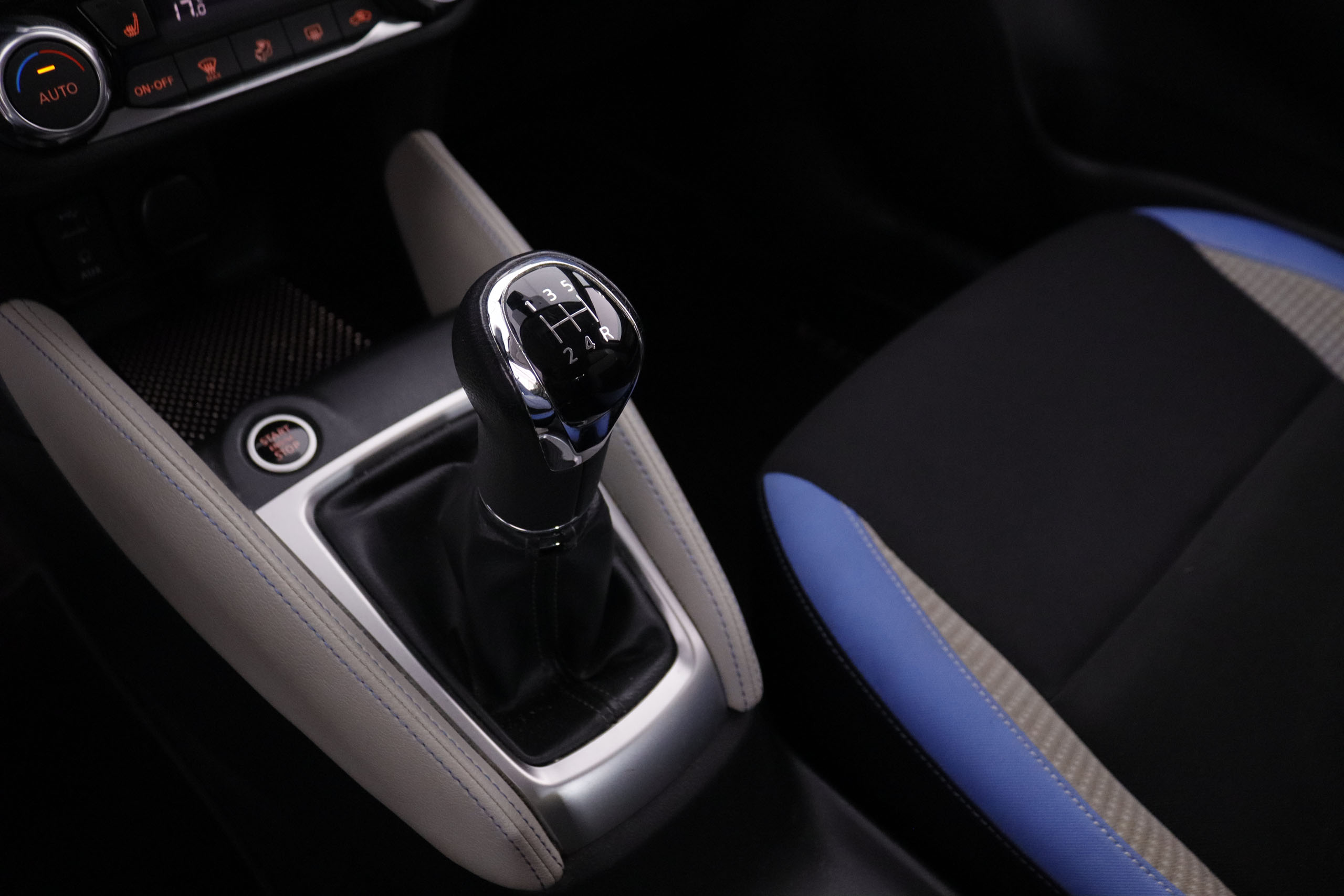 Nissan Micra 0.9 IG-T N-Connecta 90CV 5P # NAVY, PARKTRONIC foto 22