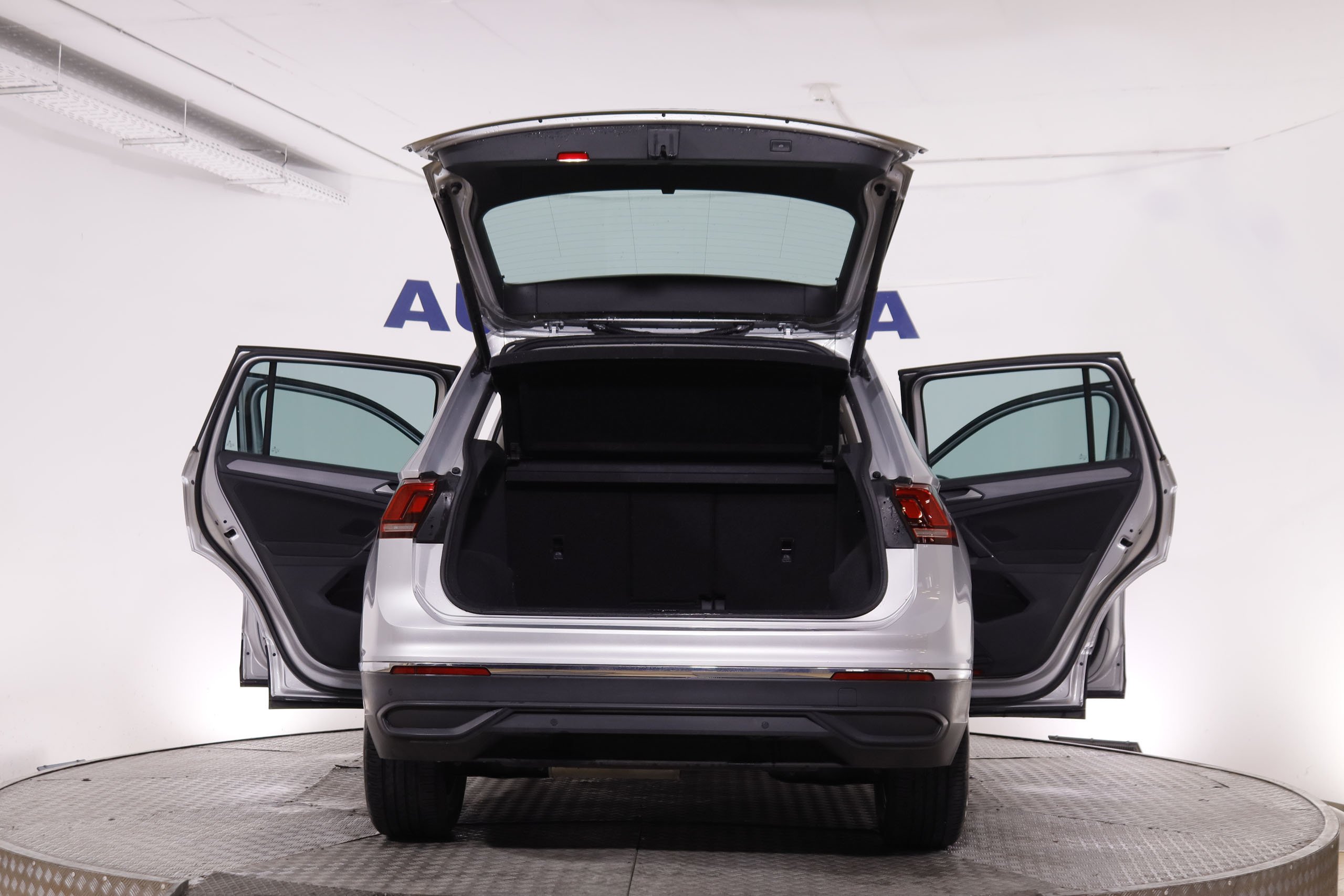 Volkswagen Tiguan 2.0 TDI LIFE 150CV 5P # IVA DEDUCIBLE, NAVY, PARKTRONIC foto 10