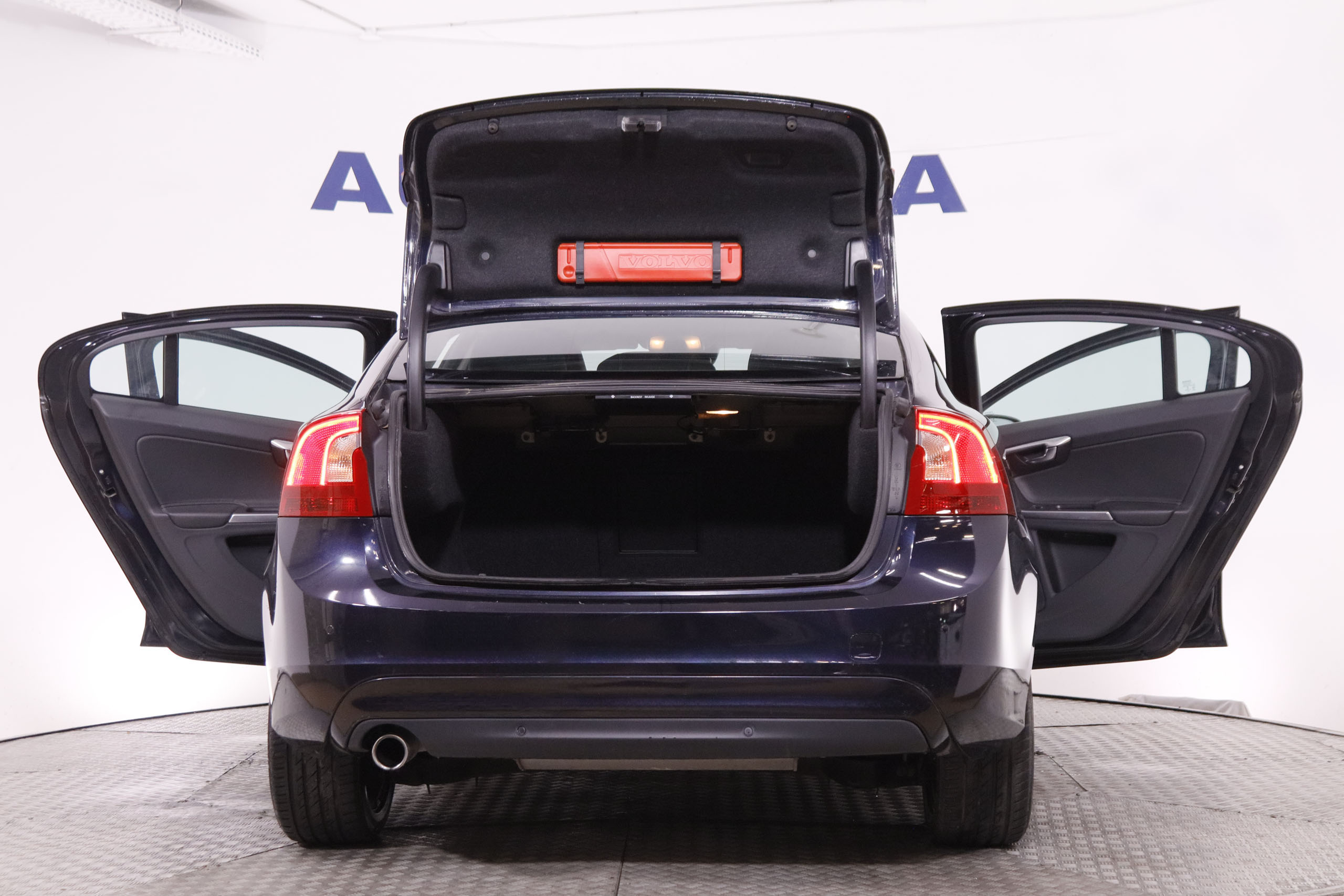 Volvo S60 2.0 D3 MOMENTUM 150CV 4P # NAVY foto 11