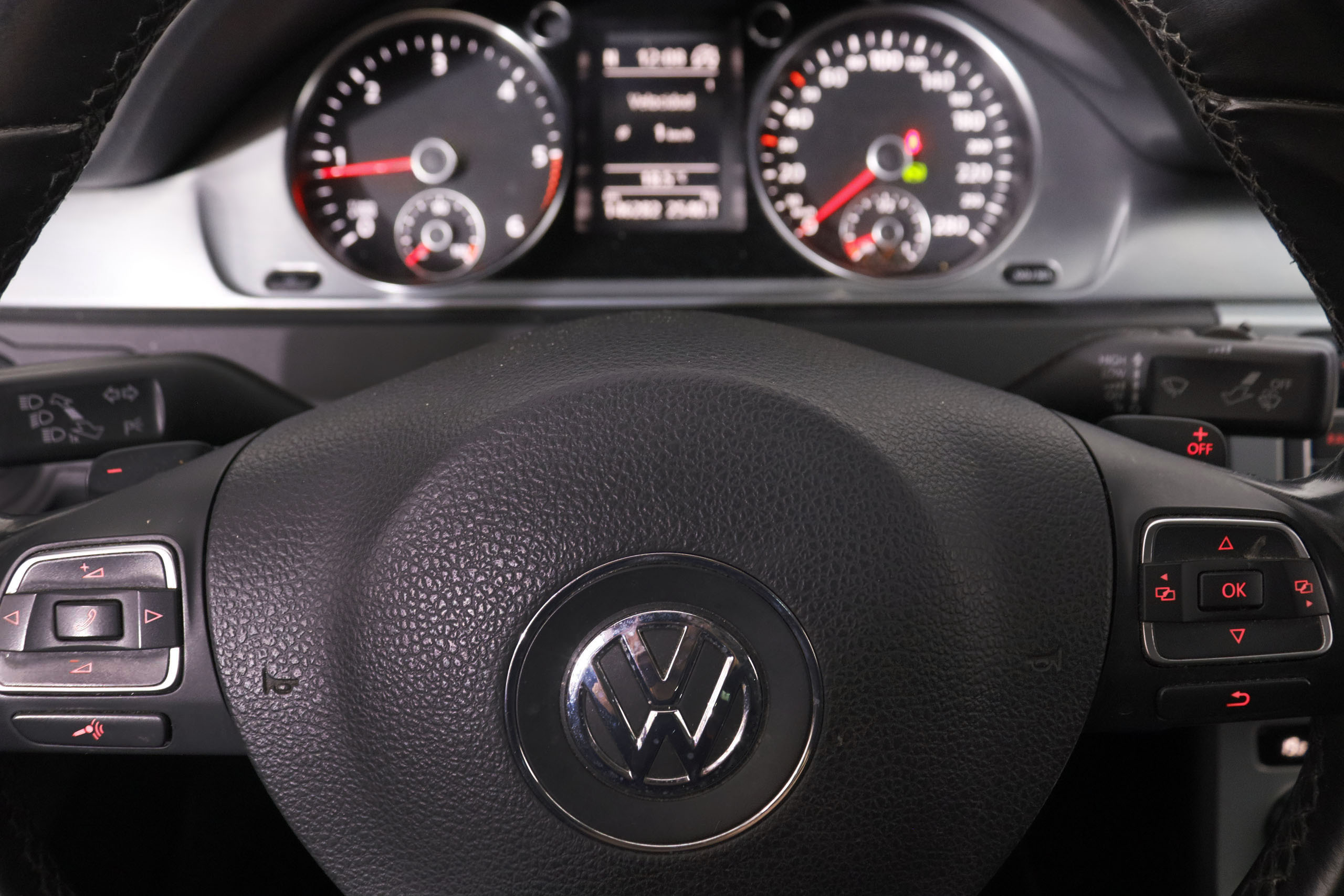 Volkswagen Cc 2.0 TDI EXCLUSIVE AUTO 140CV 4P # TECHO ELECTRICO, NAVY, PARKTRONIC foto 17