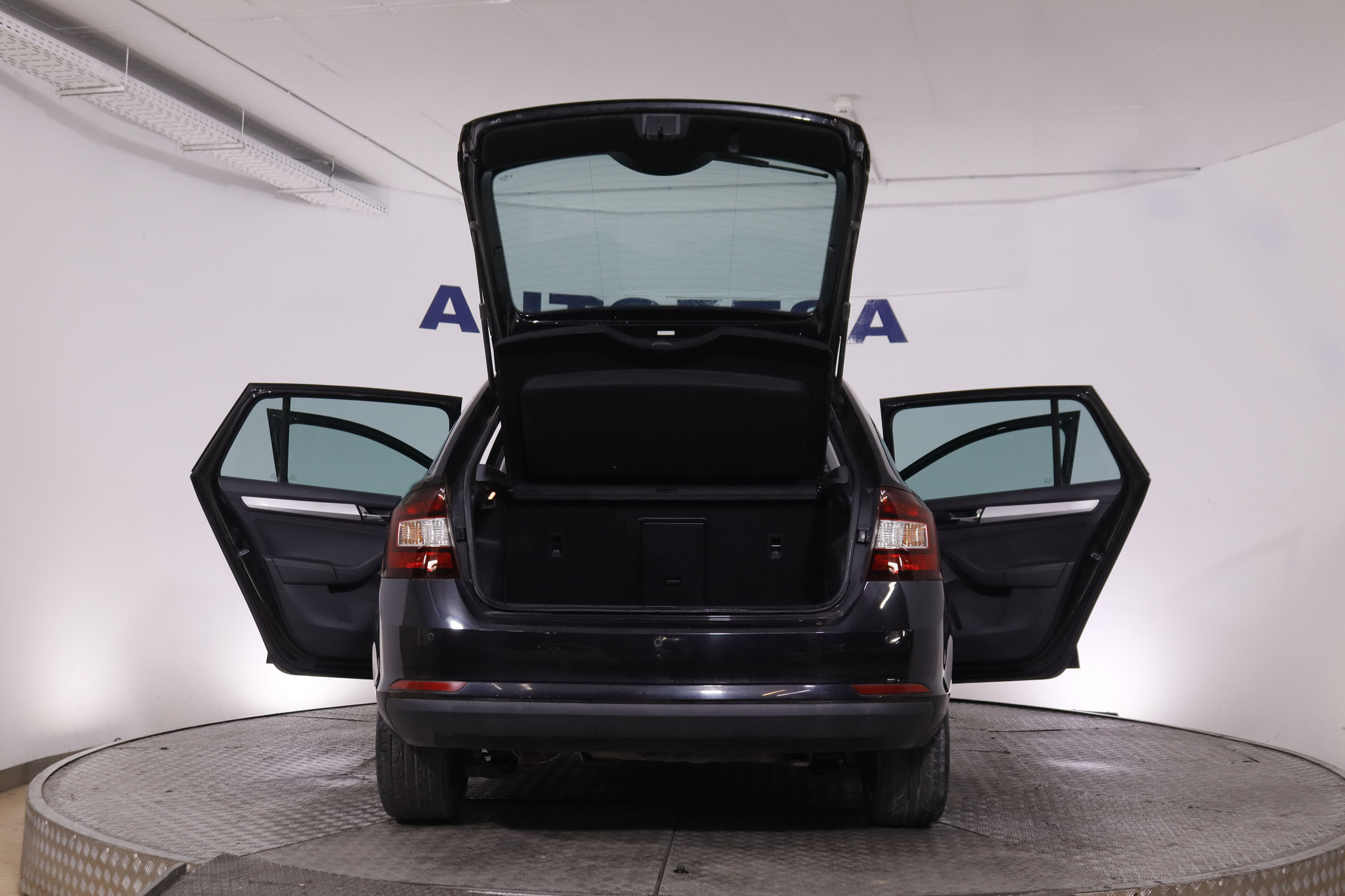 Škoda Rapid 1.6 TDI Greentec - foto 8