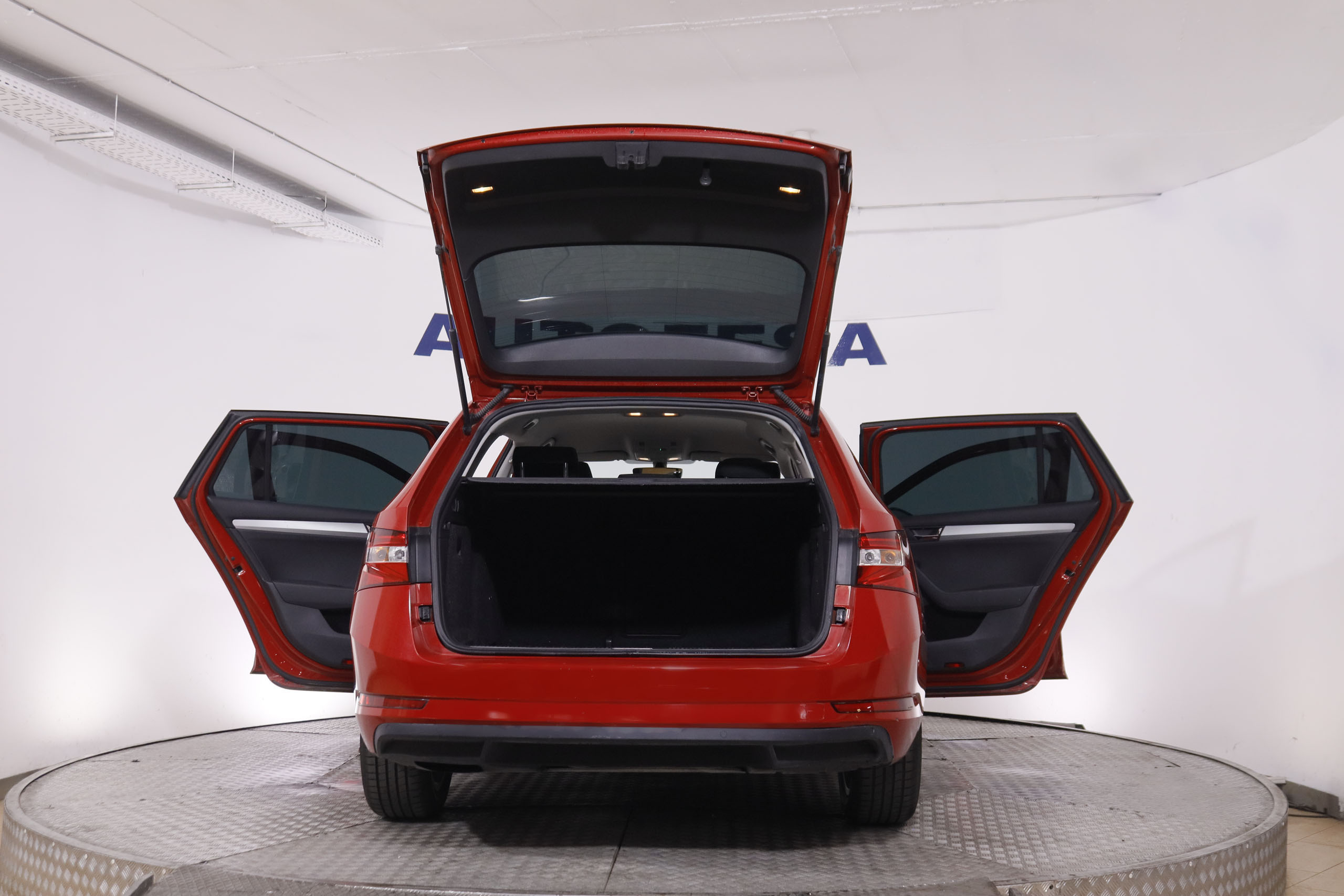 Škoda Superb Combi 2.0 TDI DSG - foto 8