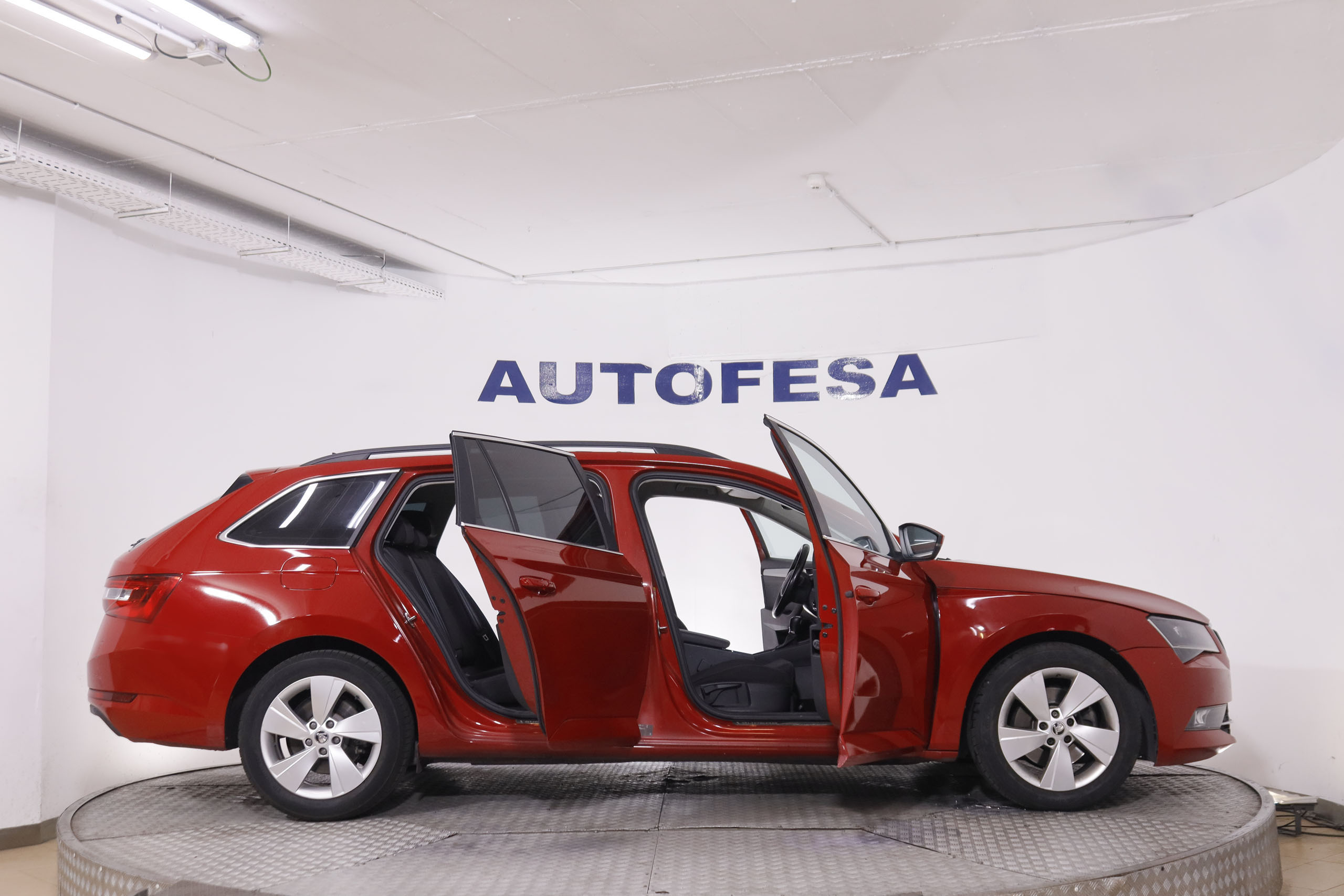 Škoda Superb Combi 2.0 TDI DSG - foto 9