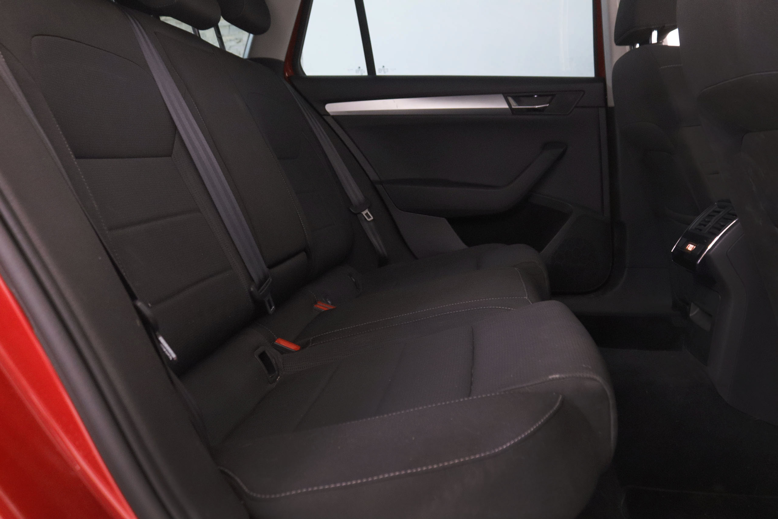 Škoda Superb Combi 2.0 TDI DSG - foto 19