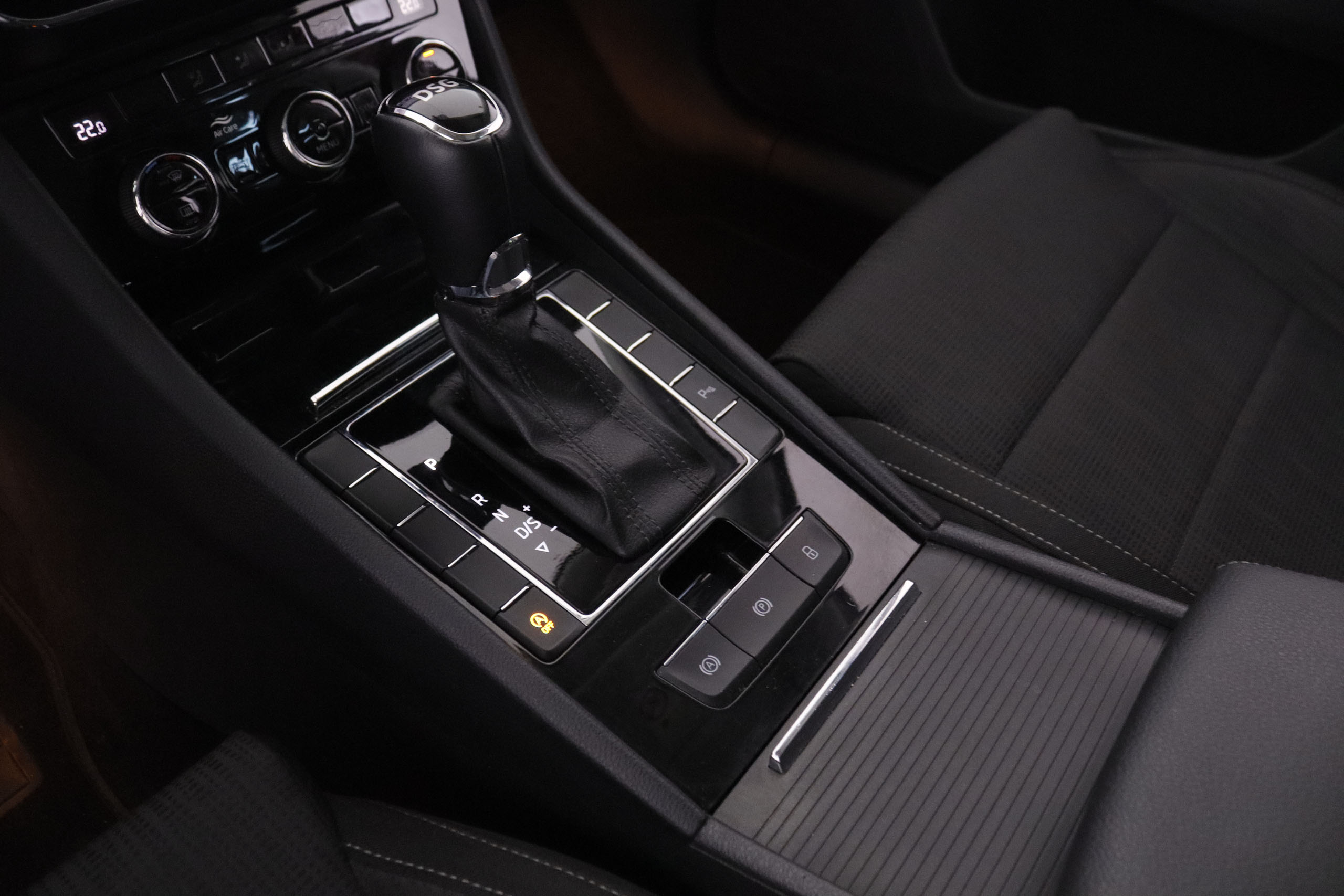 Škoda Superb Combi 2.0 TDI DSG - foto 17