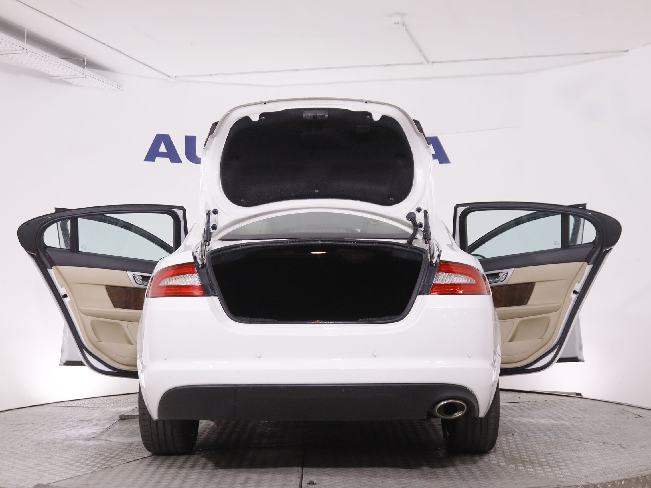 Jaguar XF 2.2 Diesel Entry - foto 8
