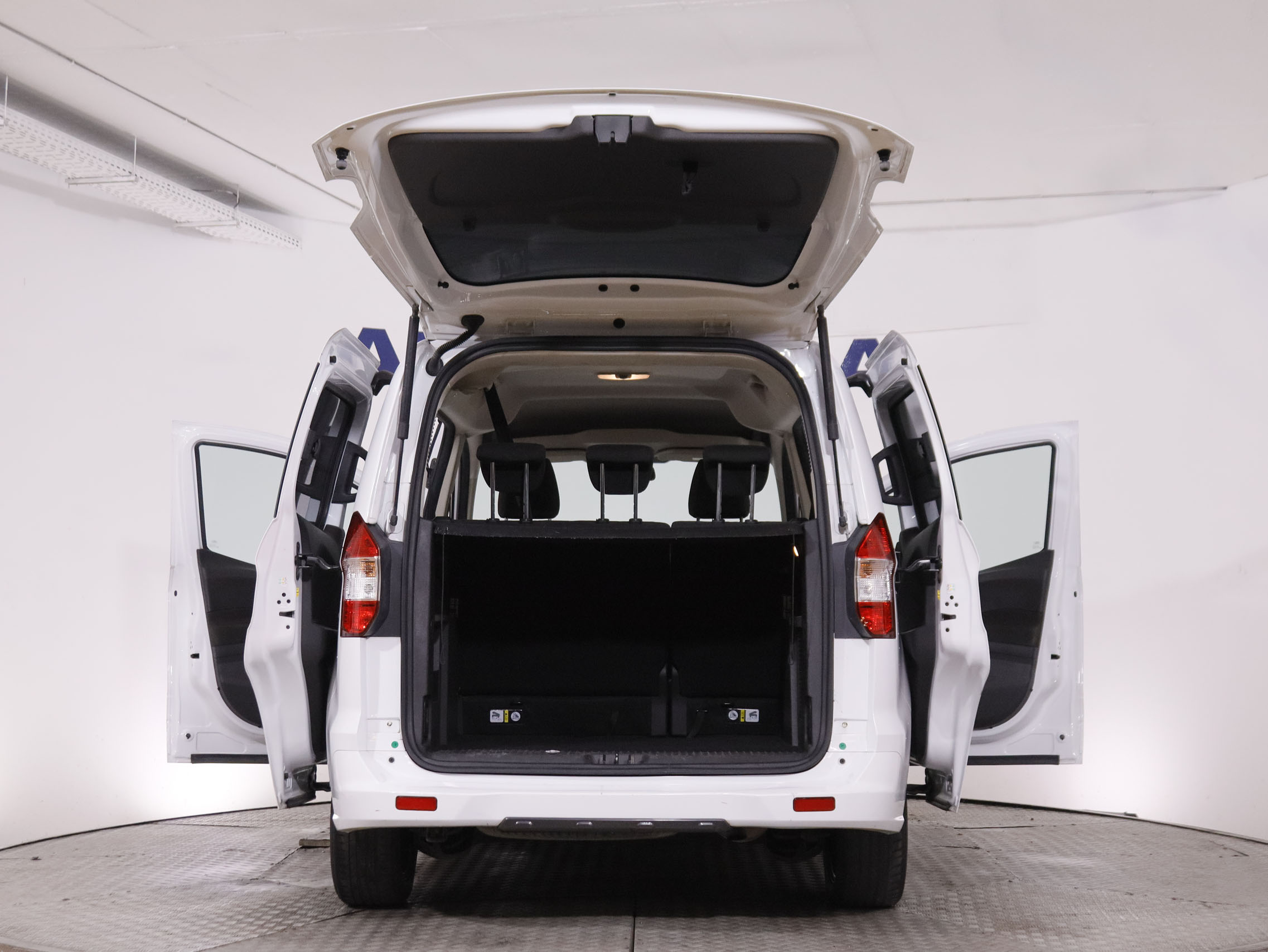 Ford Tourneo Courier 1.5 ECO Blue Titanium - foto 9