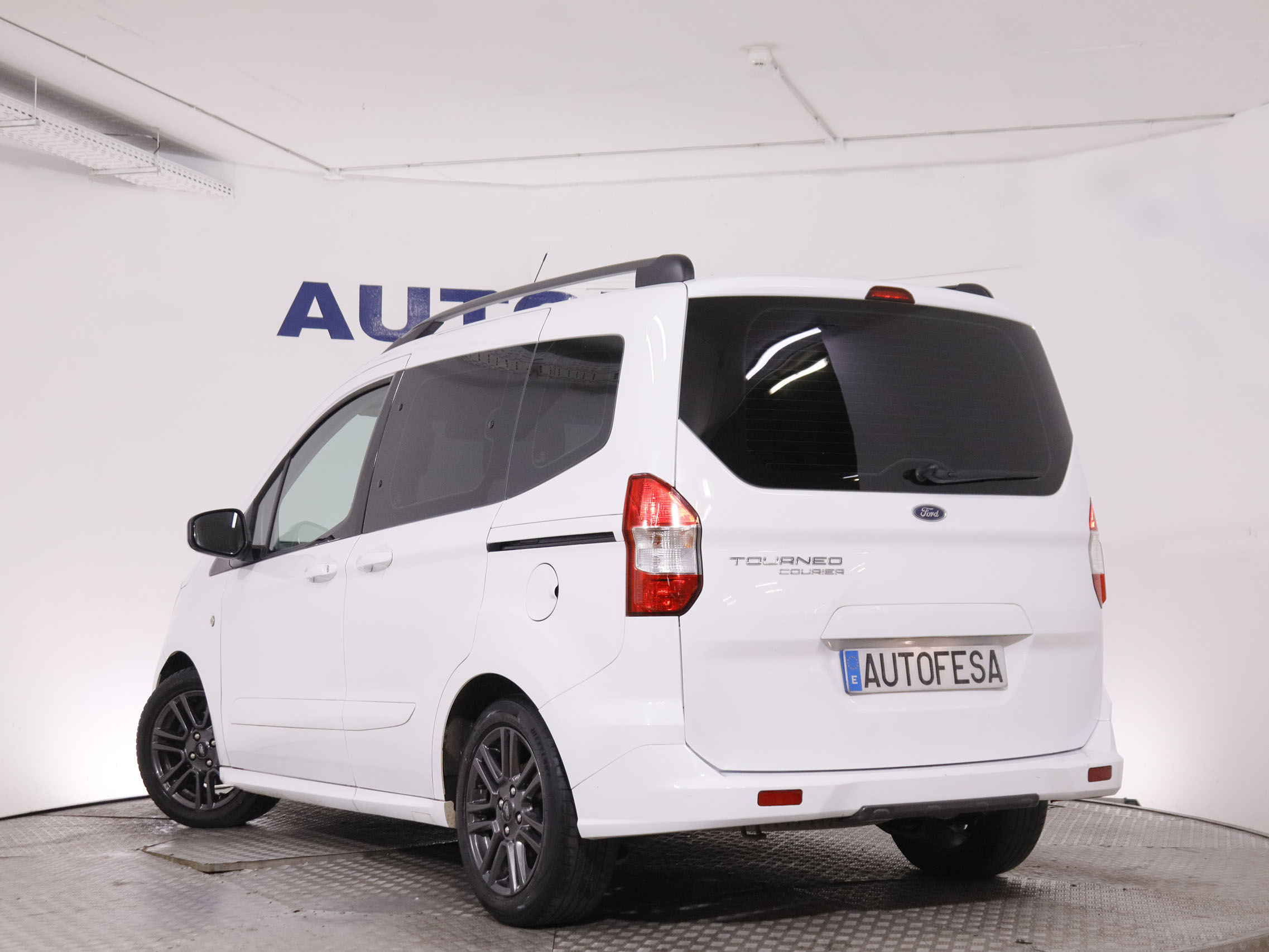 Ford Tourneo Courier 1.5 ECO Blue Titanium - foto 4