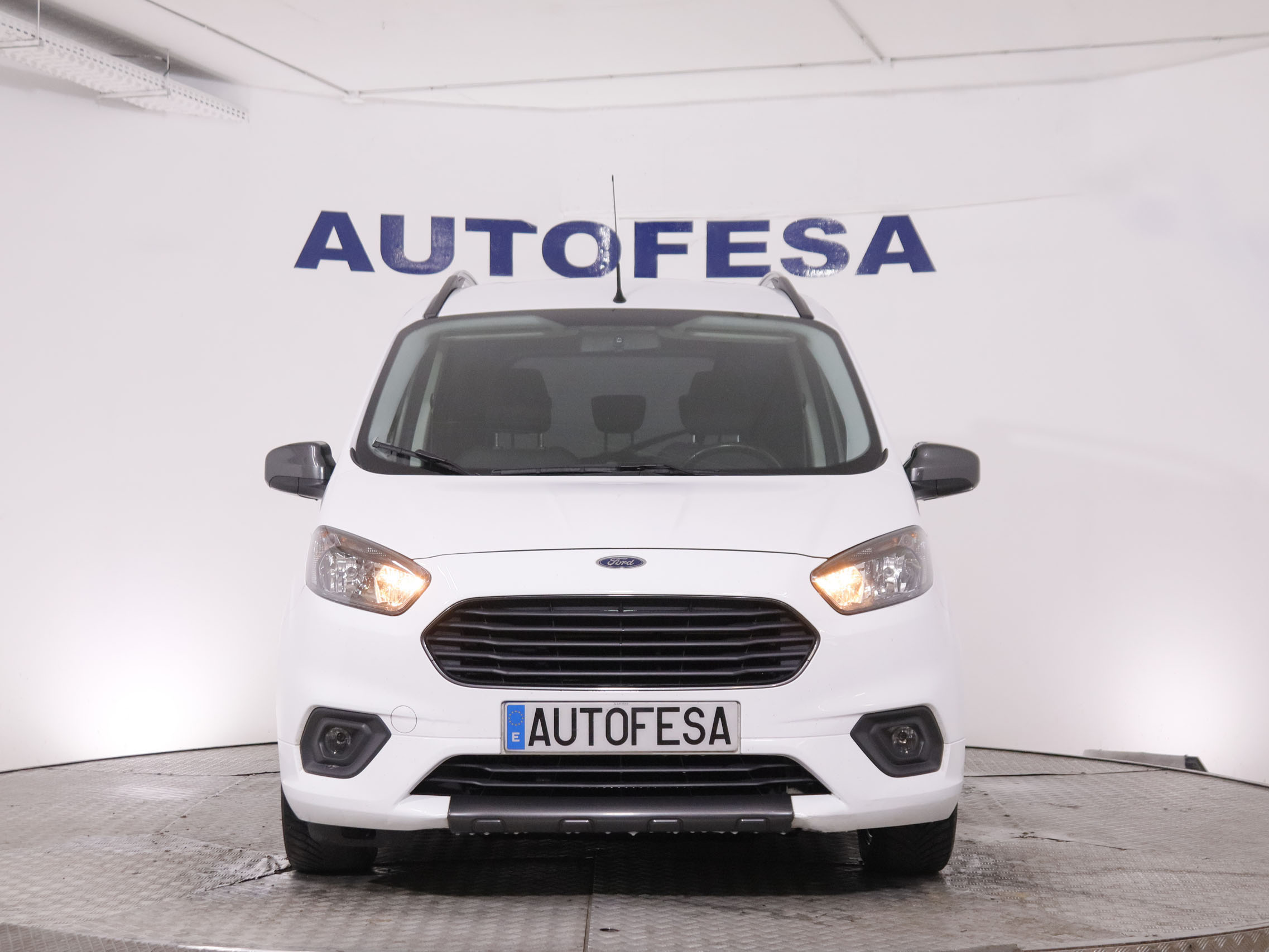 Ford Tourneo Courier 1.5 ECO Blue Titanium - foto 2