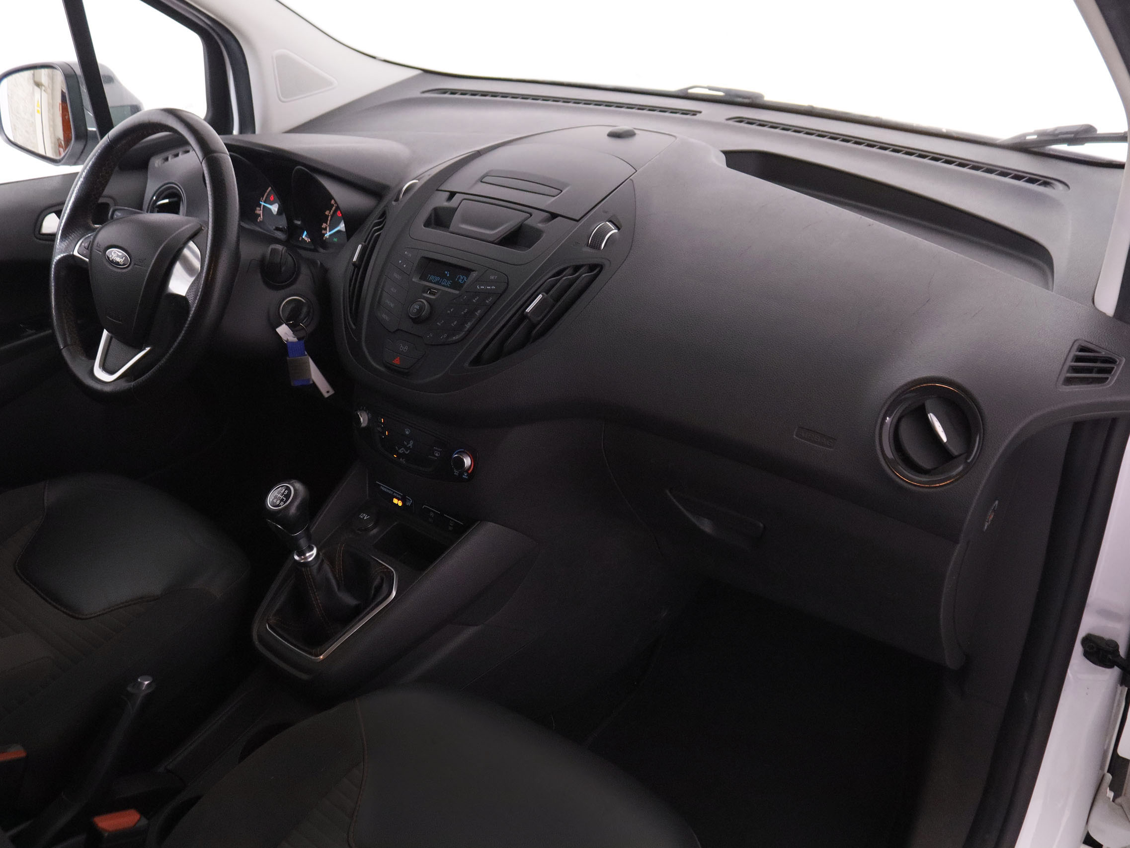 Ford Tourneo Courier 1.5 ECO Blue Titanium - foto 11