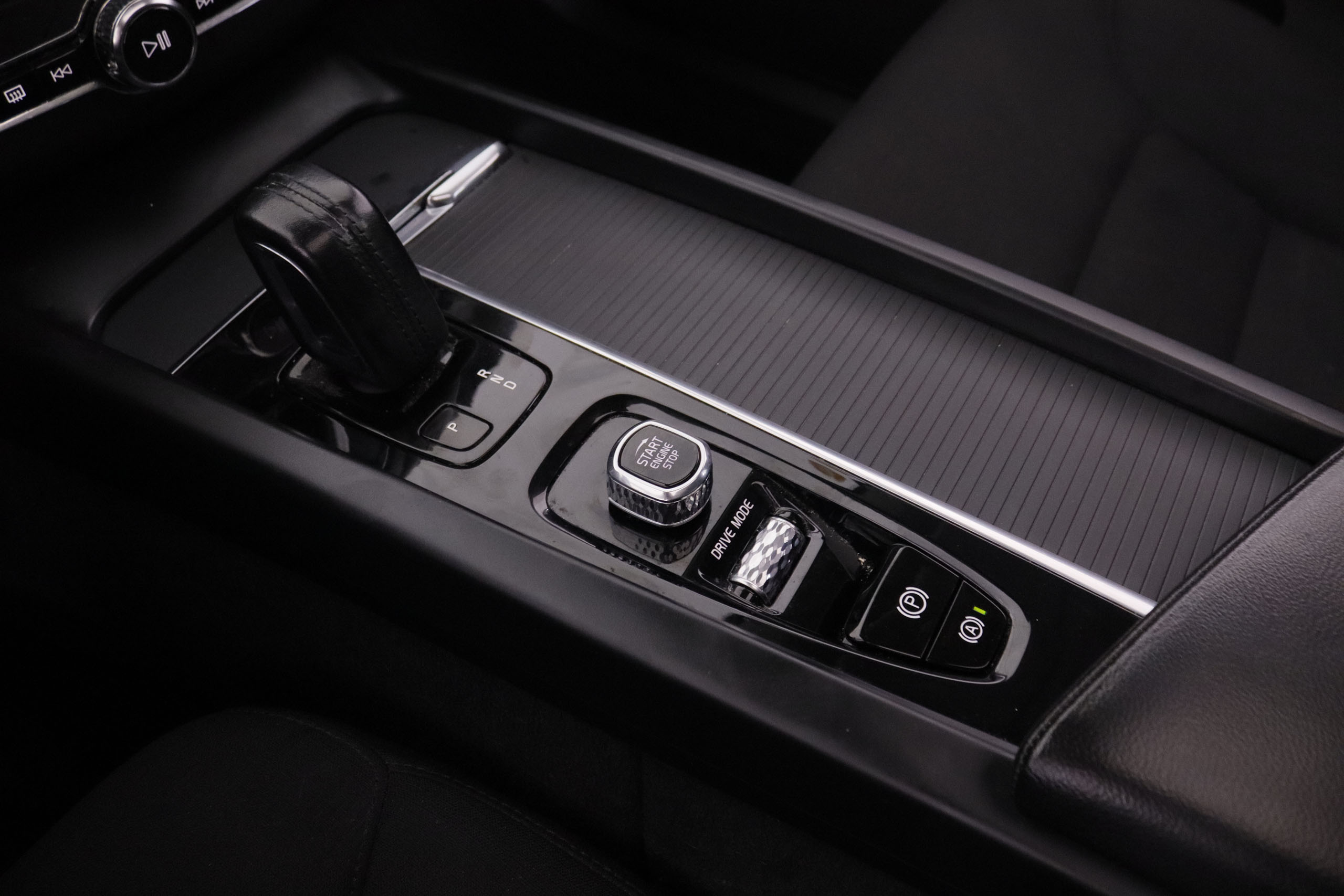 Volvo XC60 2.0 T6 AWD Recharge R-Design - foto 15