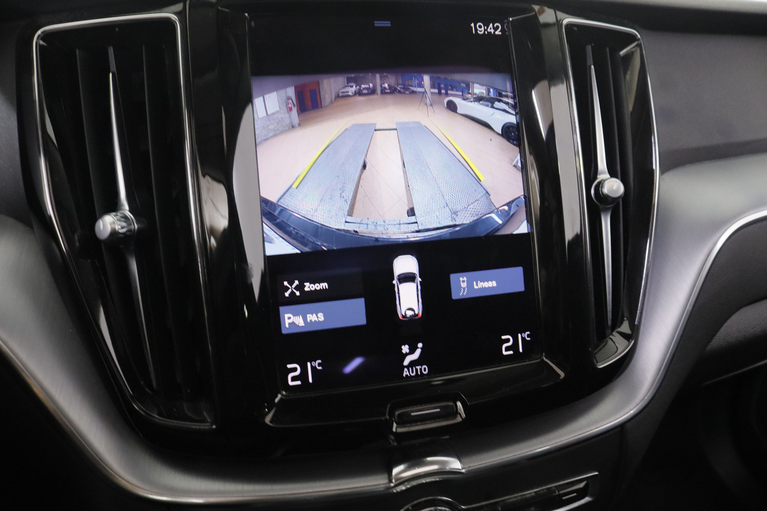 Volvo XC60 2.0 T6 AWD Recharge R-Design - foto 17