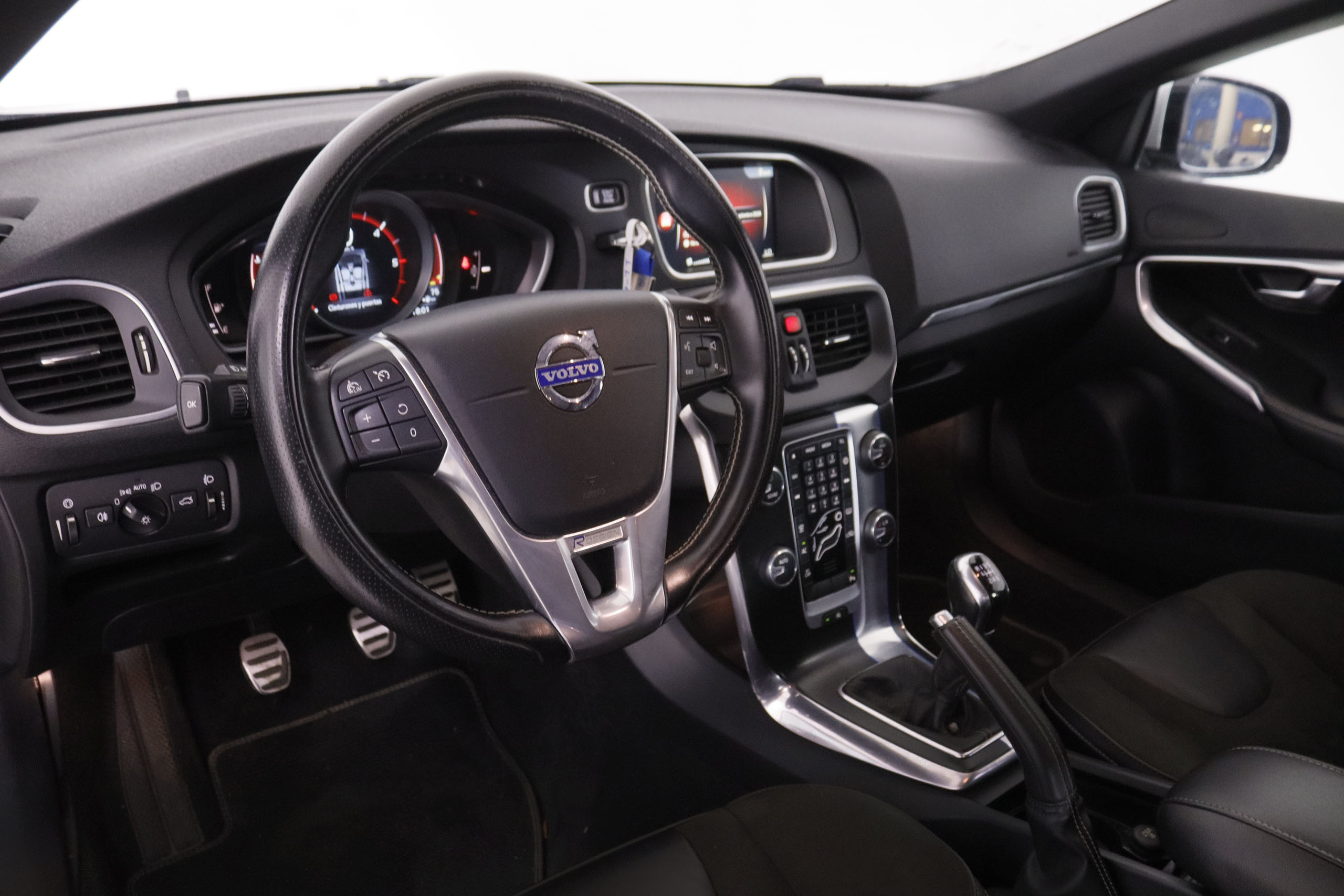 Volvo V40 D2 Momentum R-Design - foto 11