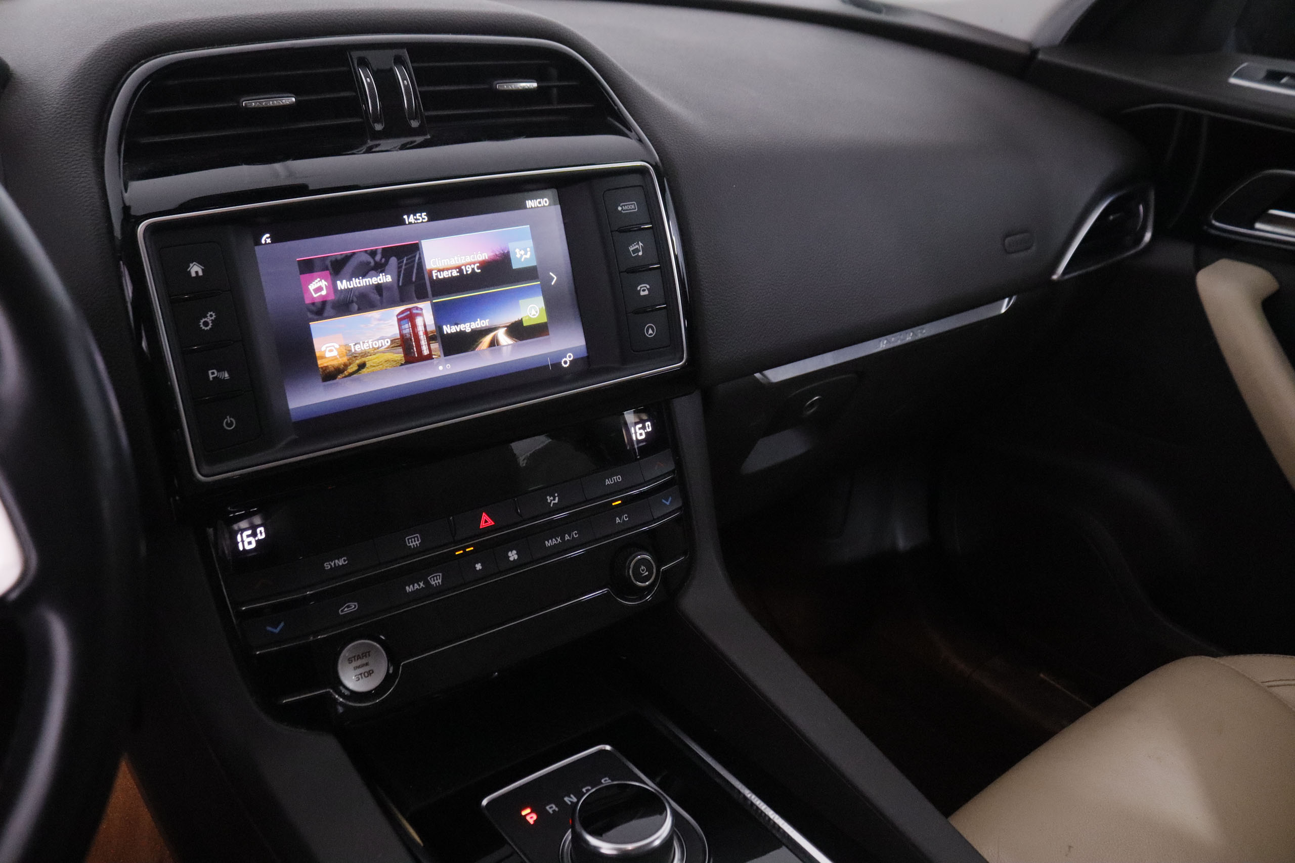Jaguar F-Pace 2.0 I4D Prestige AWD - foto 13