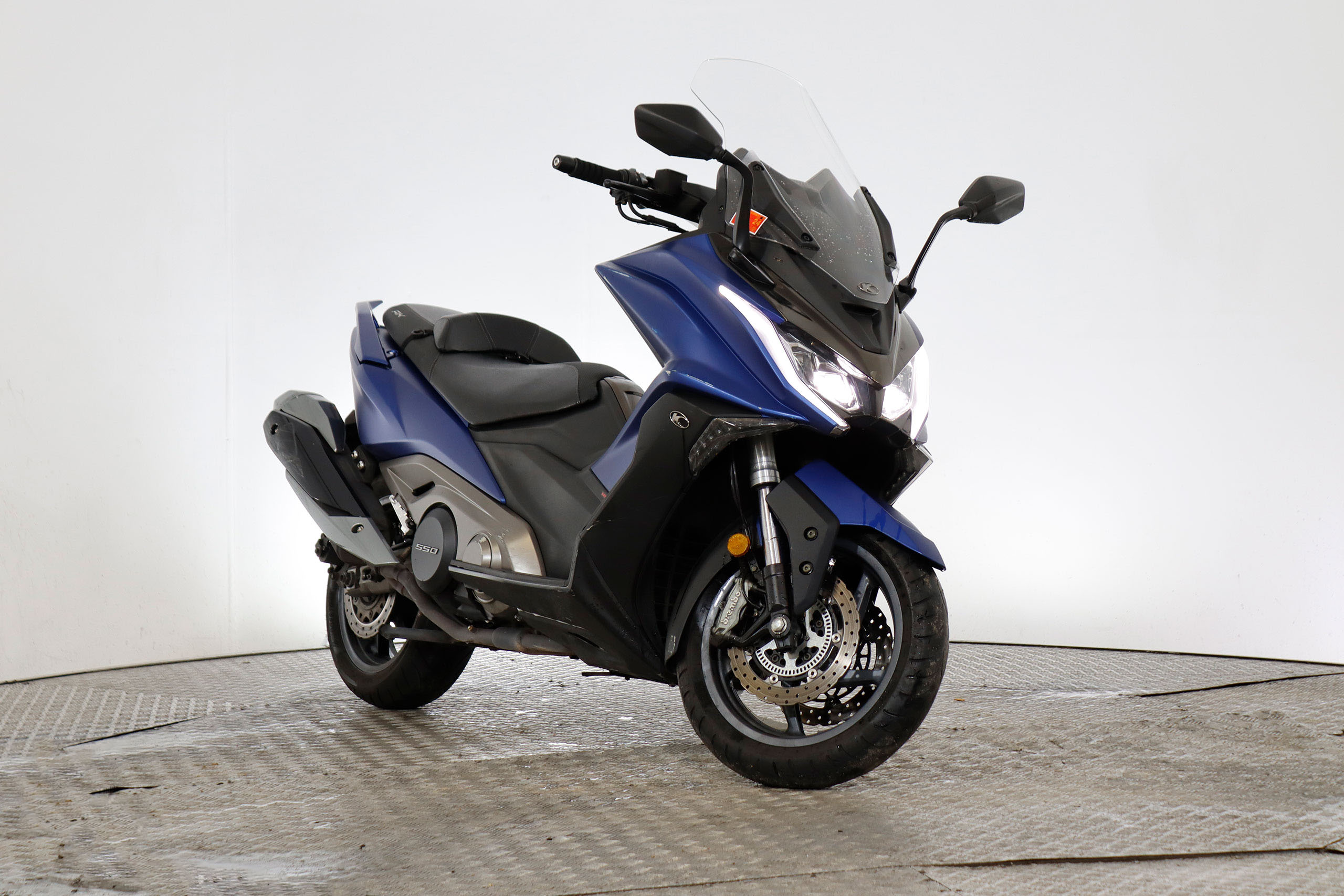 Kymco AK 550 54cv ABS # FAROS LED foto 3